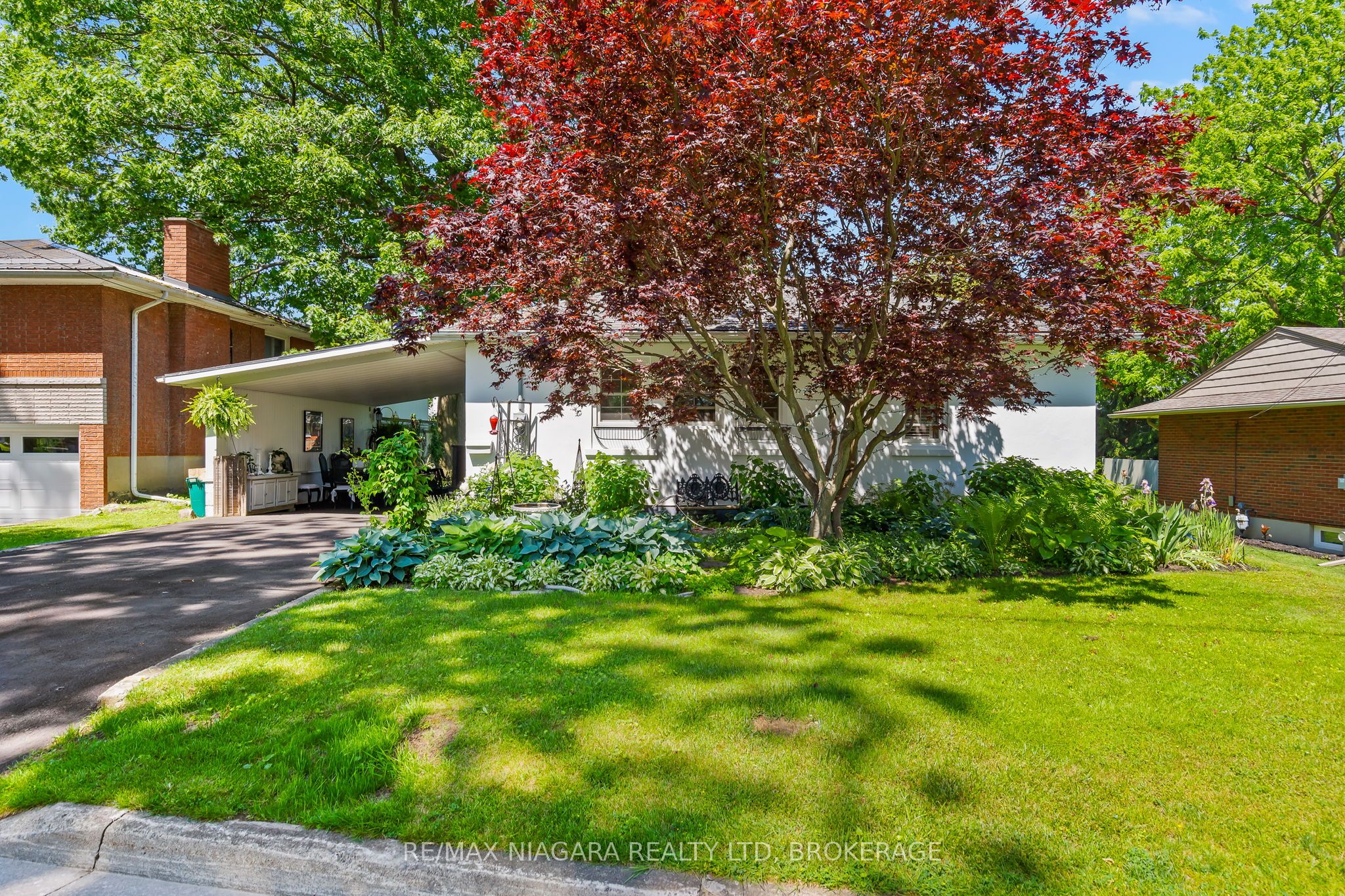 48 Oakridge Crescent Property Photo 1