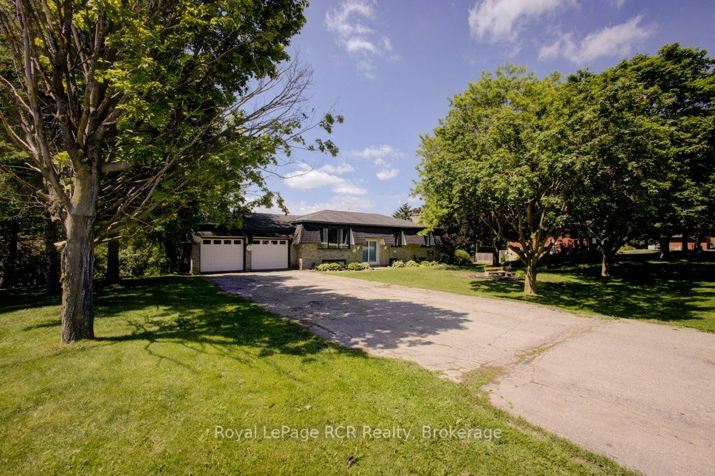 15 Booth Street E Property Photo 2