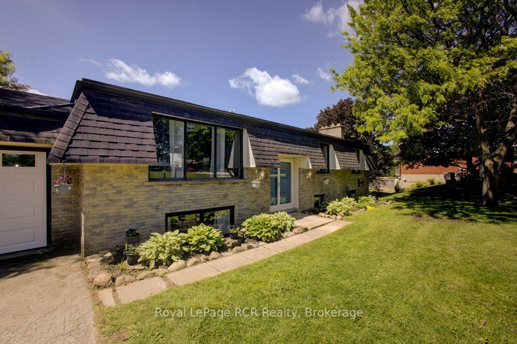 15 Booth Street E Property Photo 5