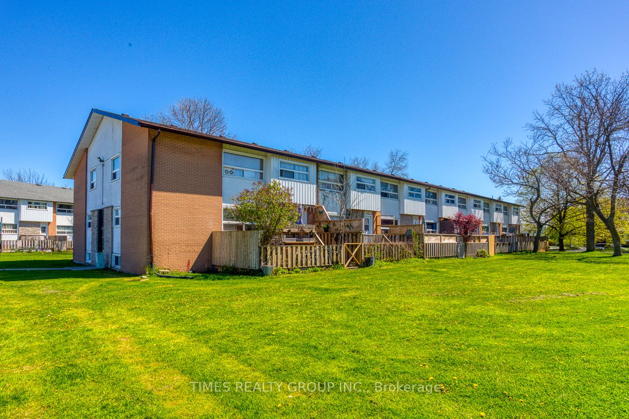 11 Manitou Crescent W #10 Property Photo 3