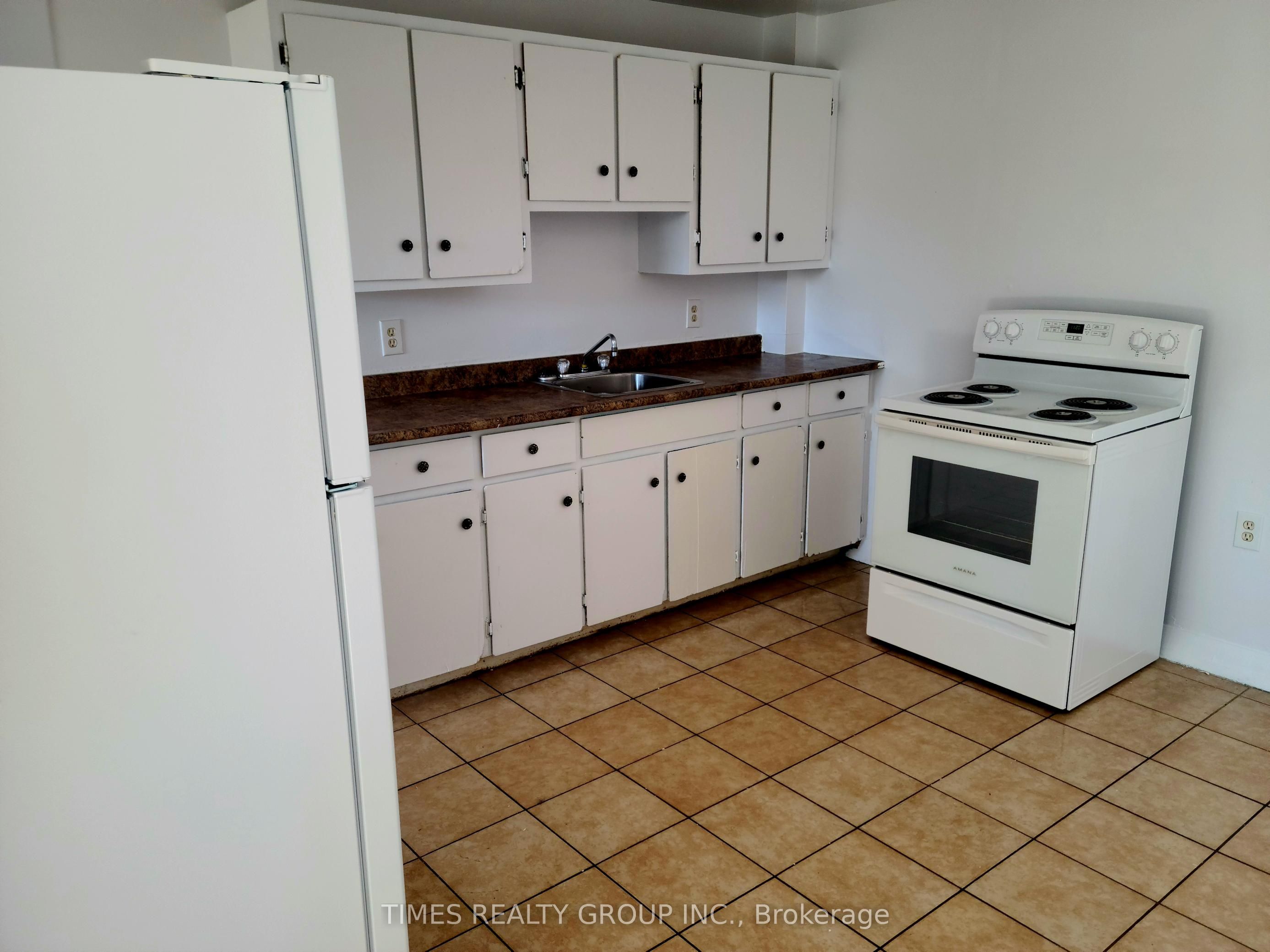 11 Manitou Crescent W #10 Property Photo 4