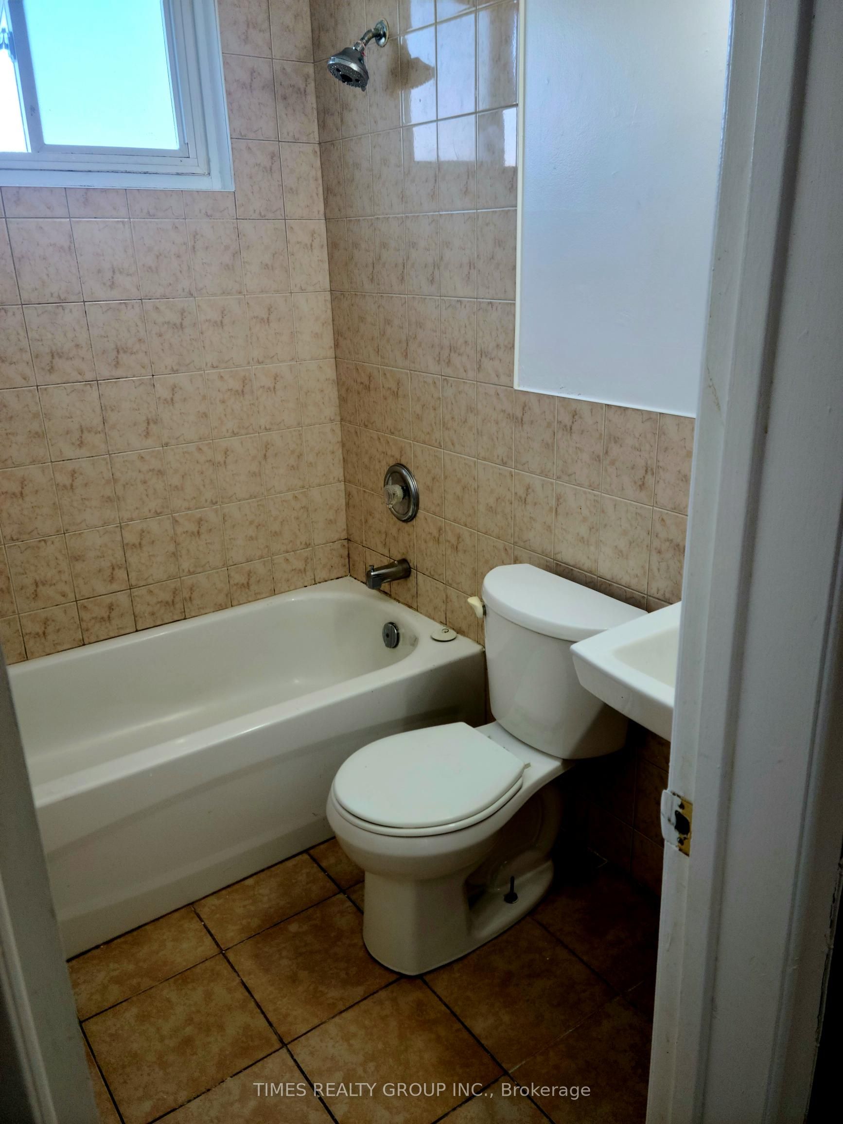11 Manitou Crescent W #10 Property Photo 5