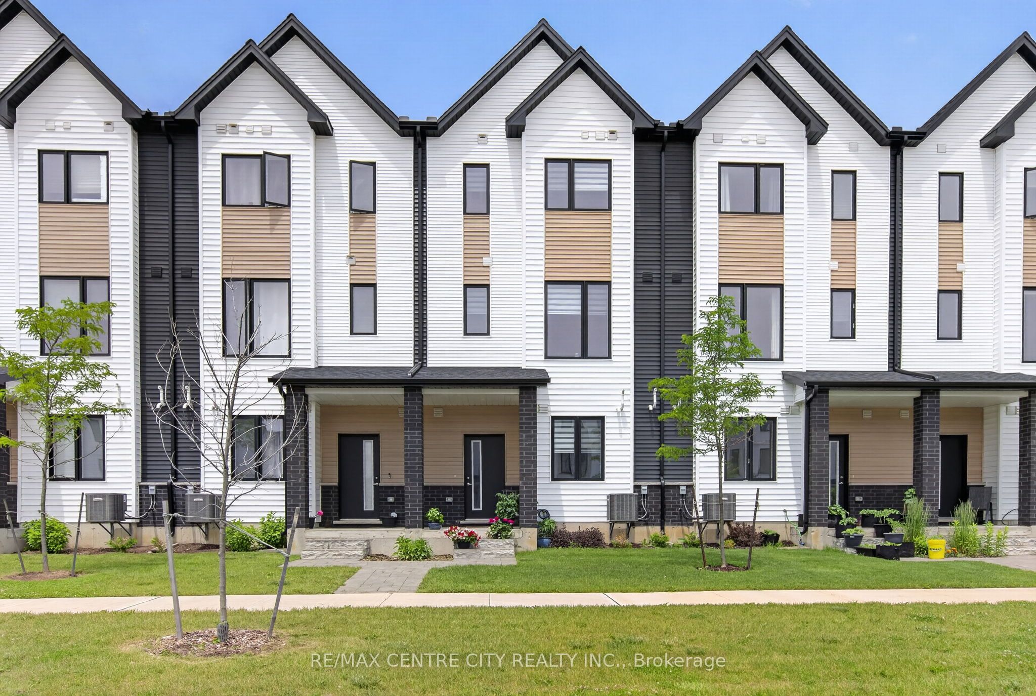 1595 Capri Crescent 56