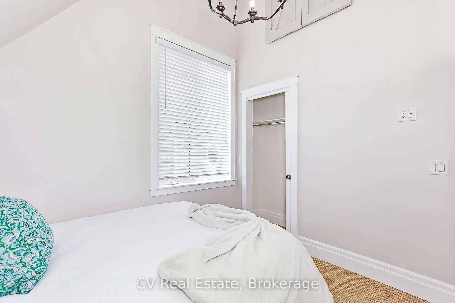 141 Snowbridge Way Property Photo 28