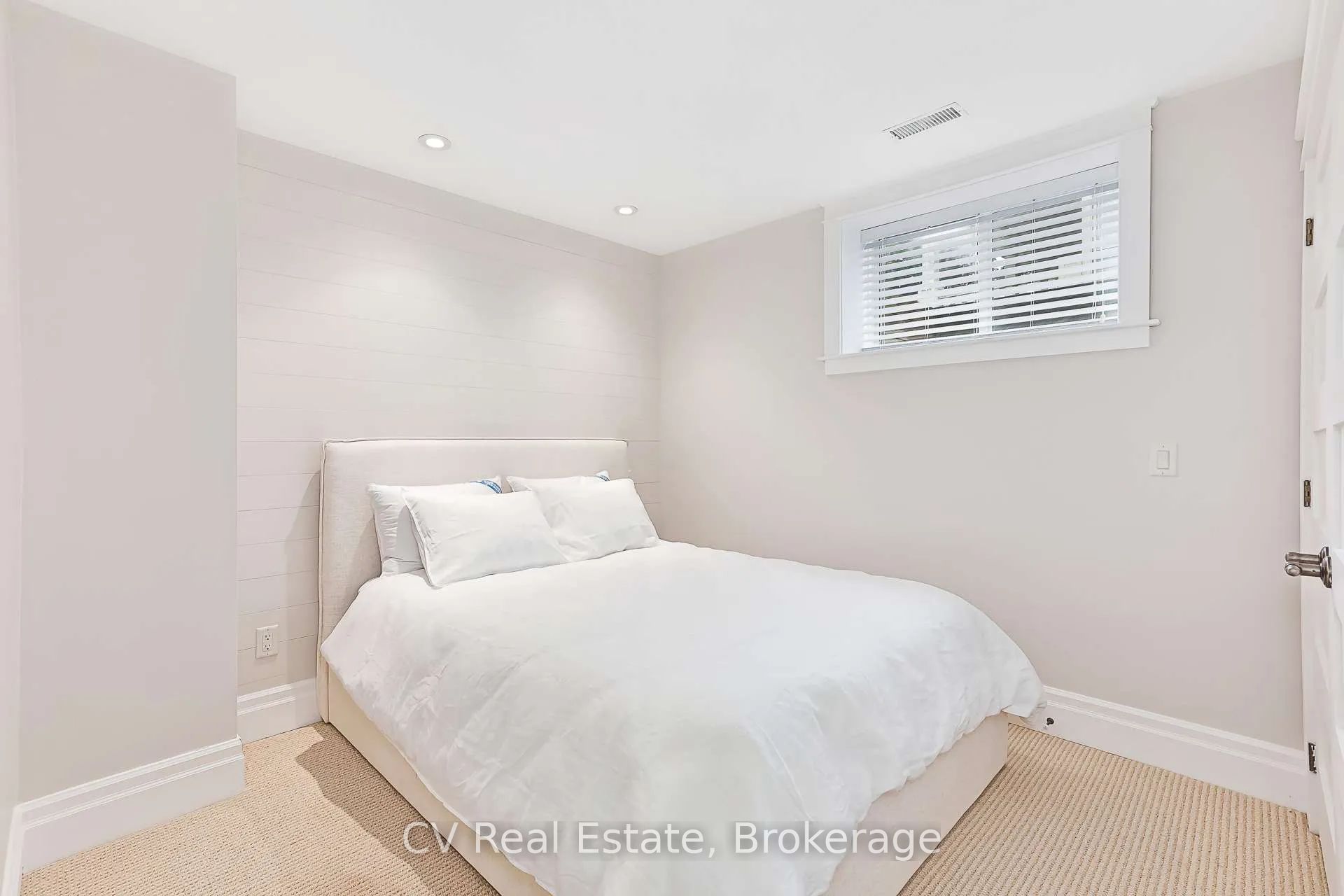 141 Snowbridge Way Property Photo 38