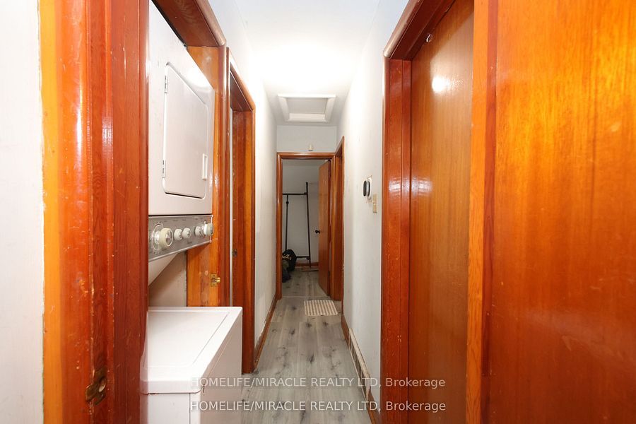 1171 Oxford Street E Property Photo 4