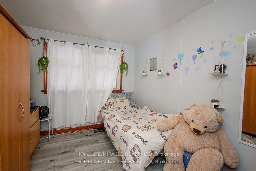 1171 Oxford Street E Property Photo 6