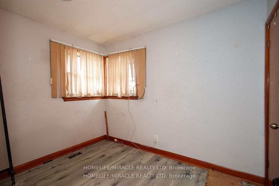 1171 Oxford Street E Property Photo 8