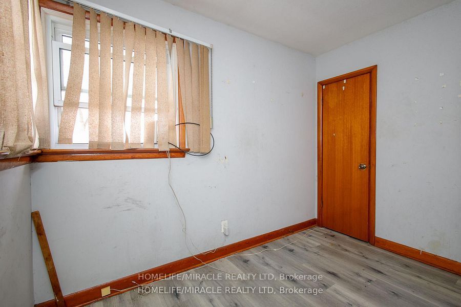 1171 Oxford Street E Property Photo 9