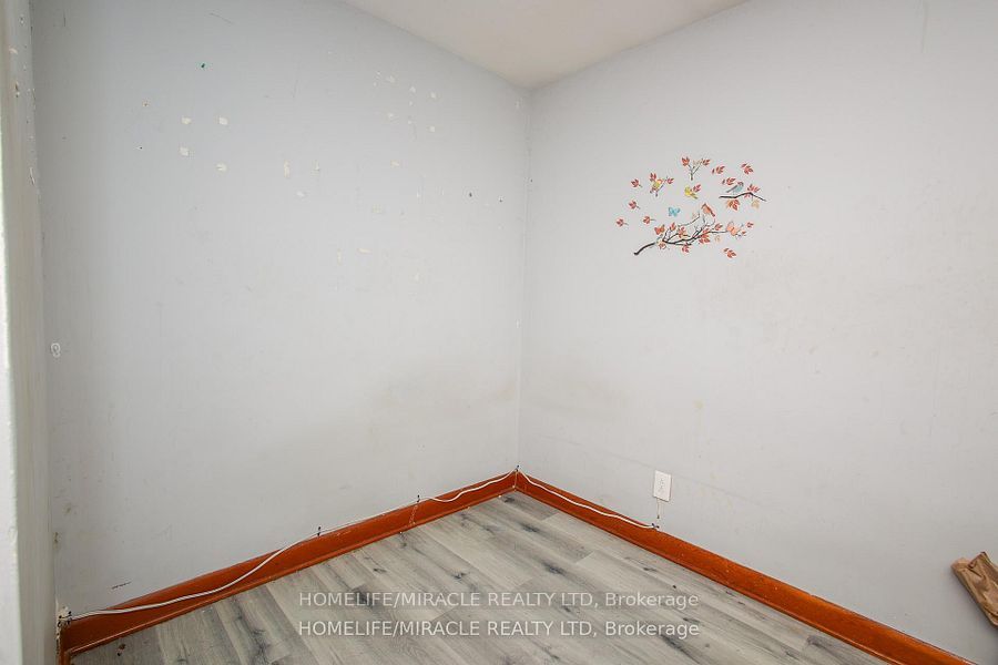 1171 Oxford Street E Property Photo 14