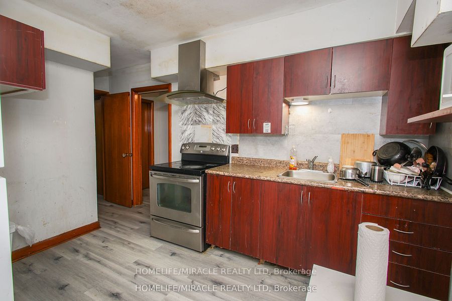 1171 Oxford Street E Property Photo 18