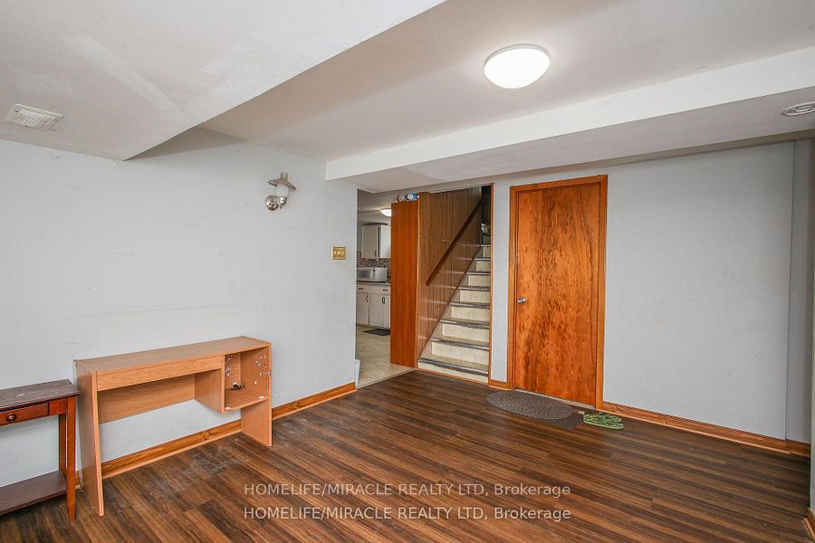 1171 Oxford Street E Property Photo 29