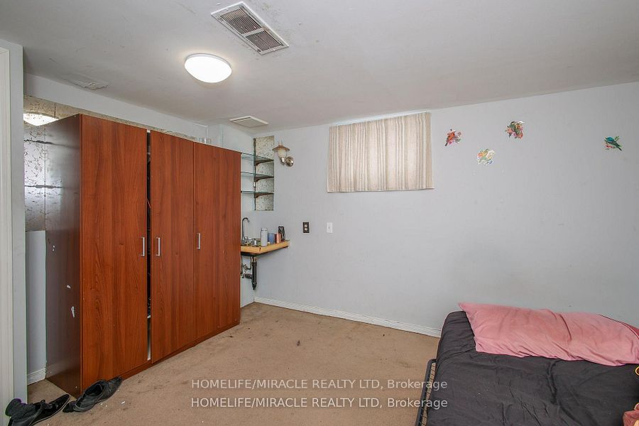 1171 Oxford Street E Property Photo 33