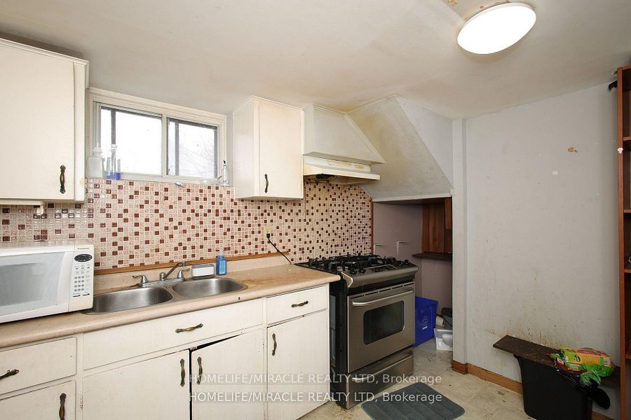 1171 Oxford Street E Property Photo 34