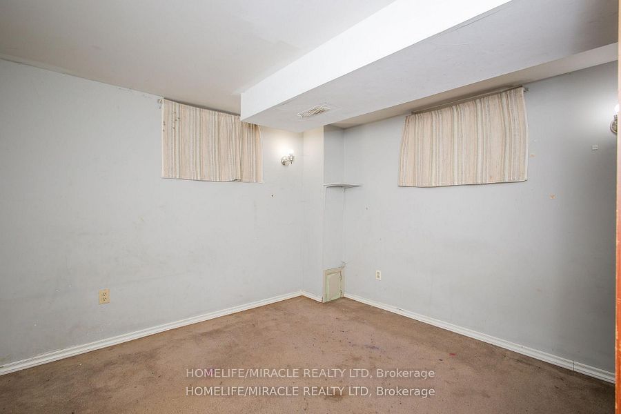 1171 Oxford Street E Property Photo 37