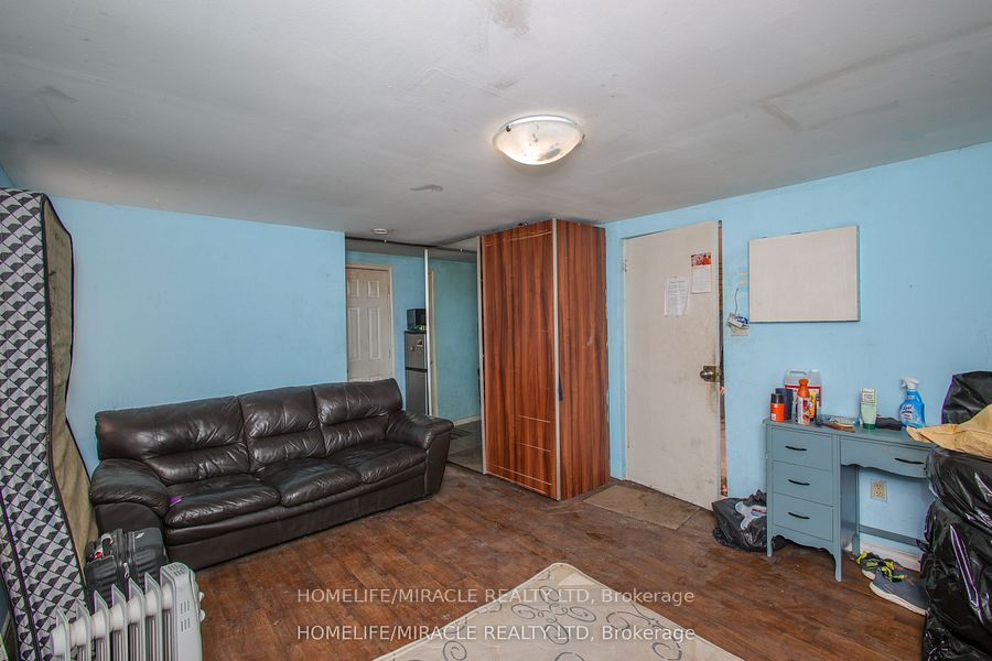 1171 Oxford Street E Property Photo 44