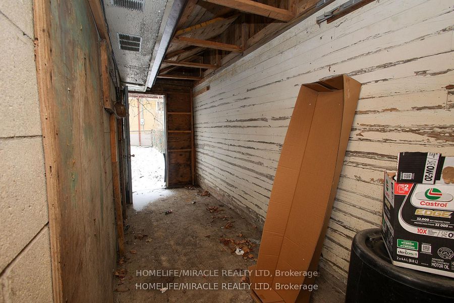 1171 Oxford Street E Property Photo 46