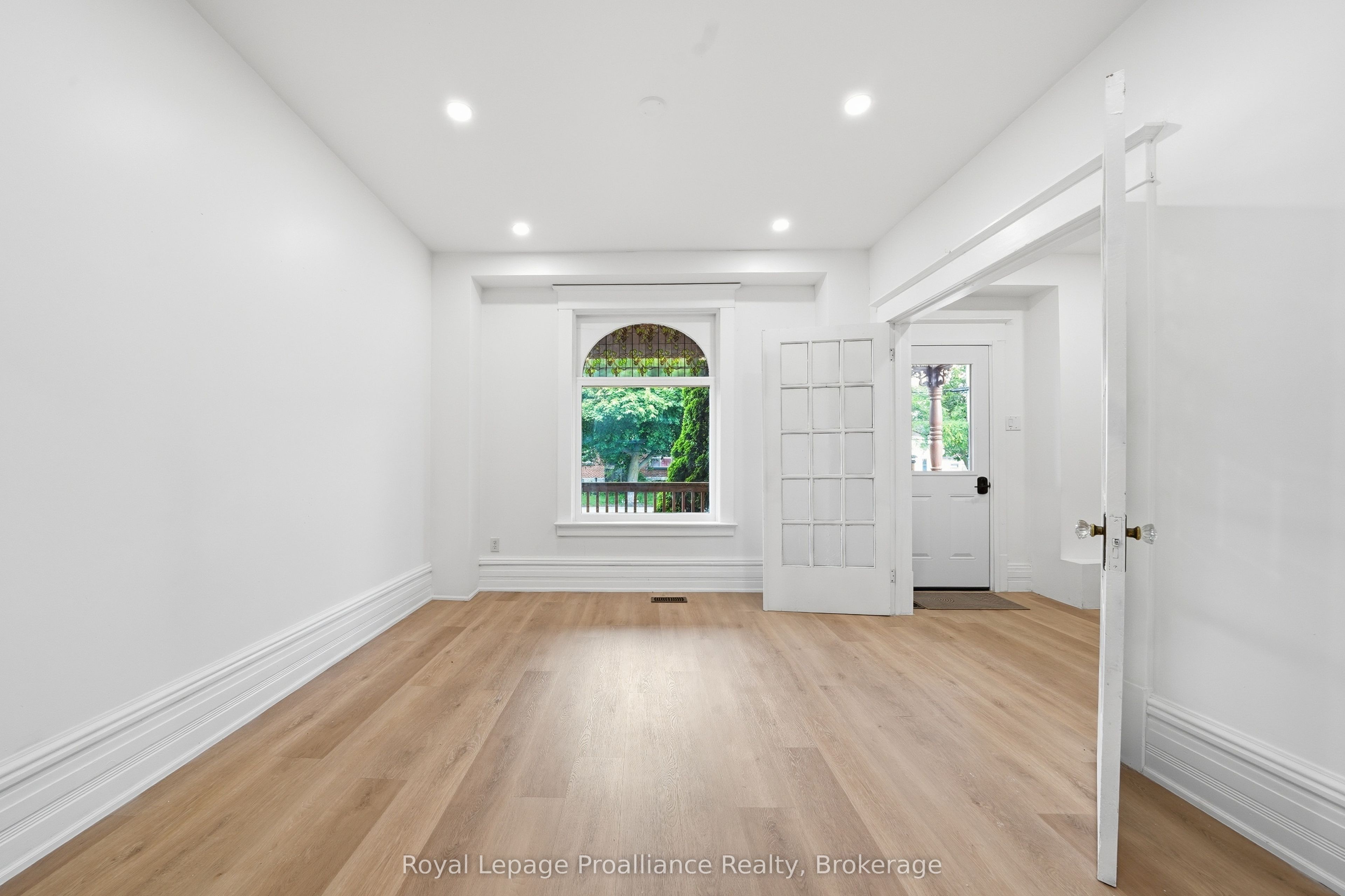 79 Bridge Street W Property Photo 6