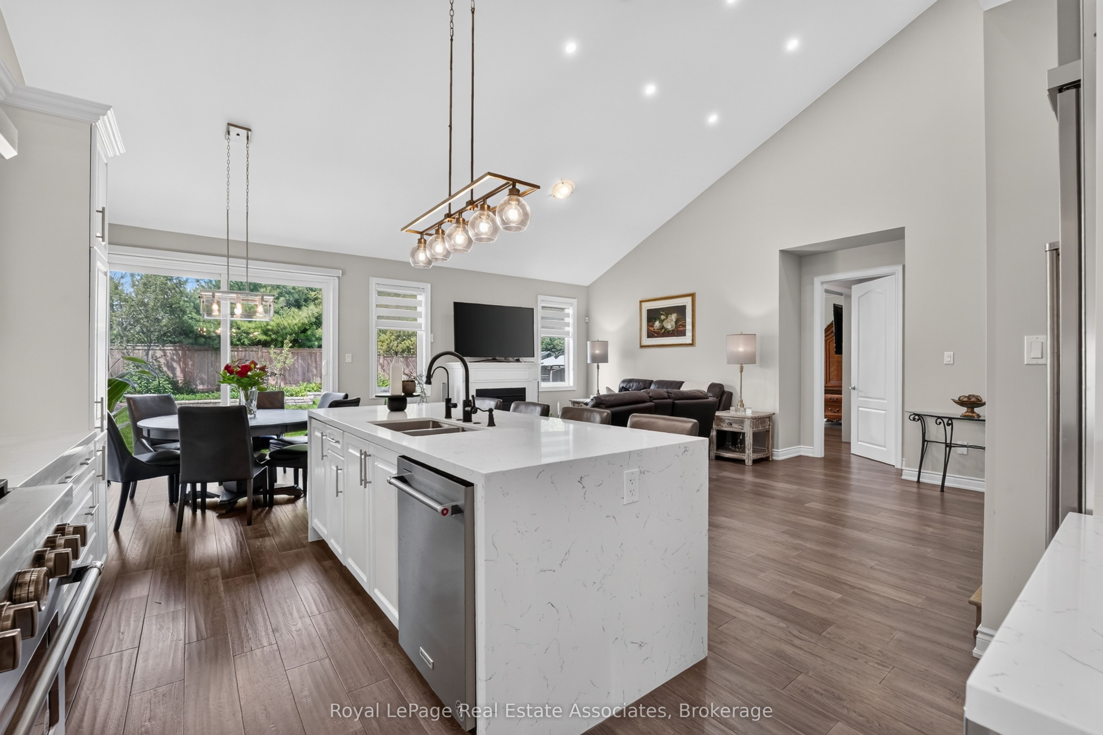 48 Harpin Way E Property Photo 10