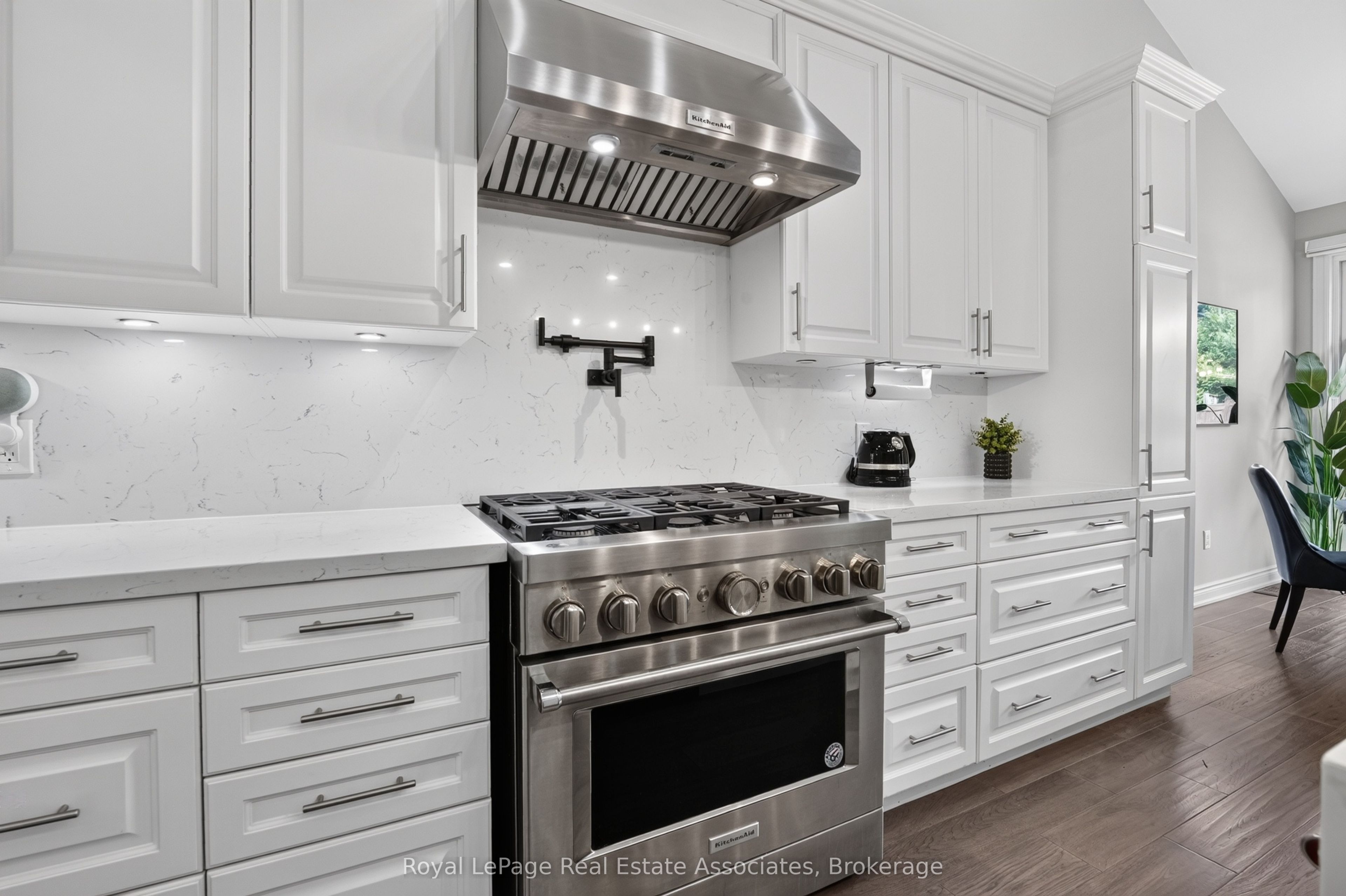 48 Harpin Way E Property Photo 12