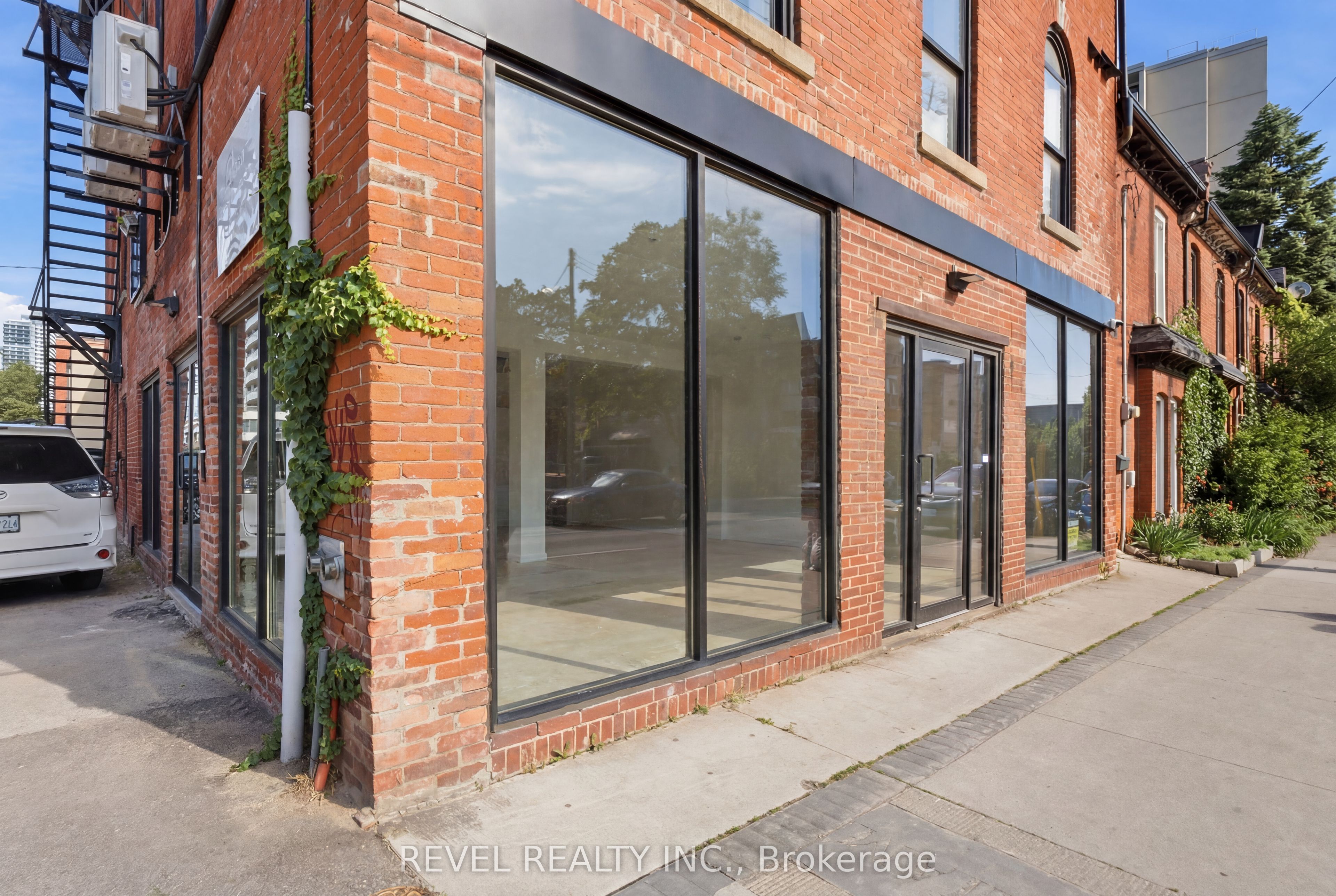 45 Wellington Street N Property Photo 6