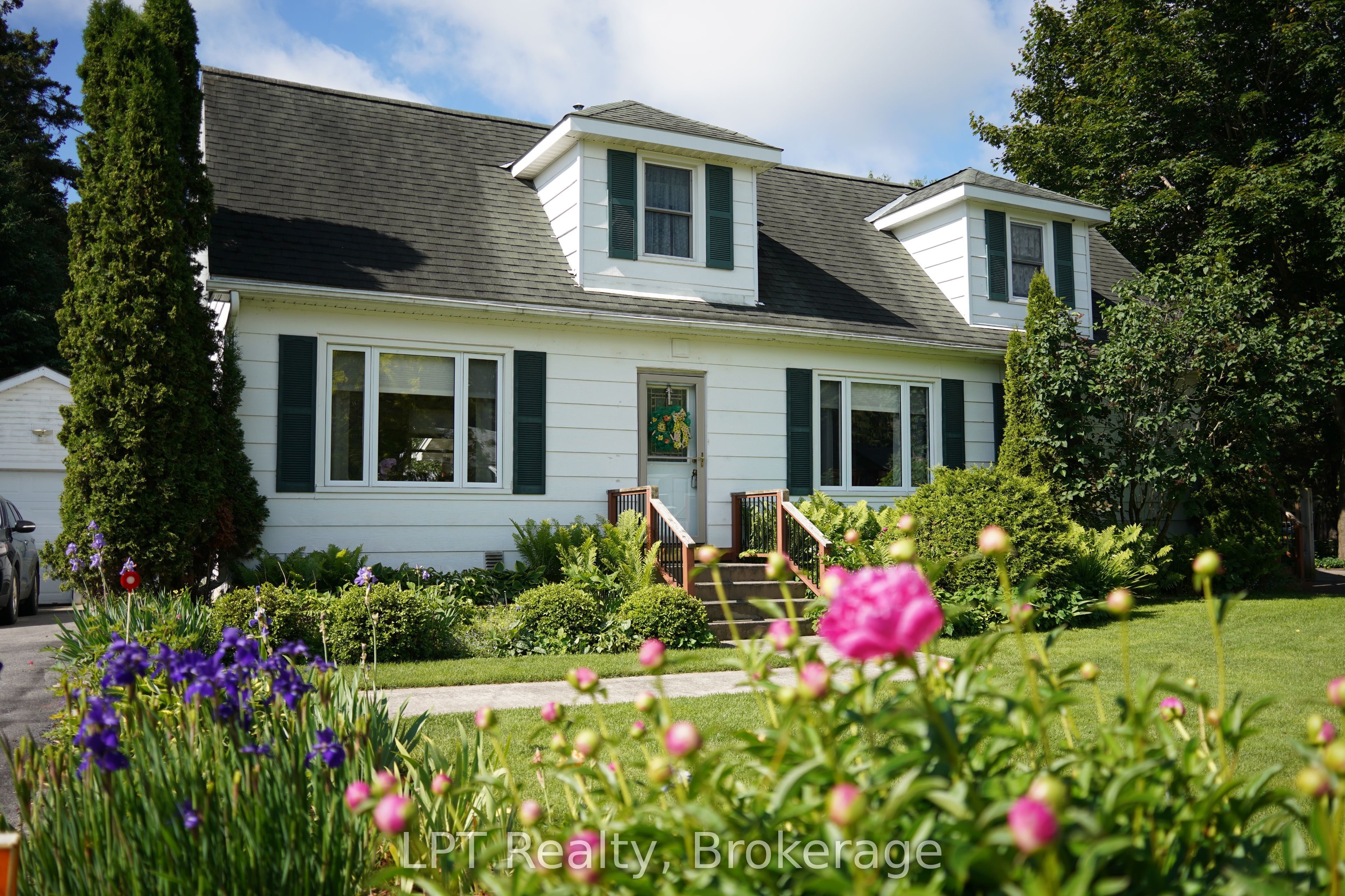 880 16th Street W Property Photo 1
