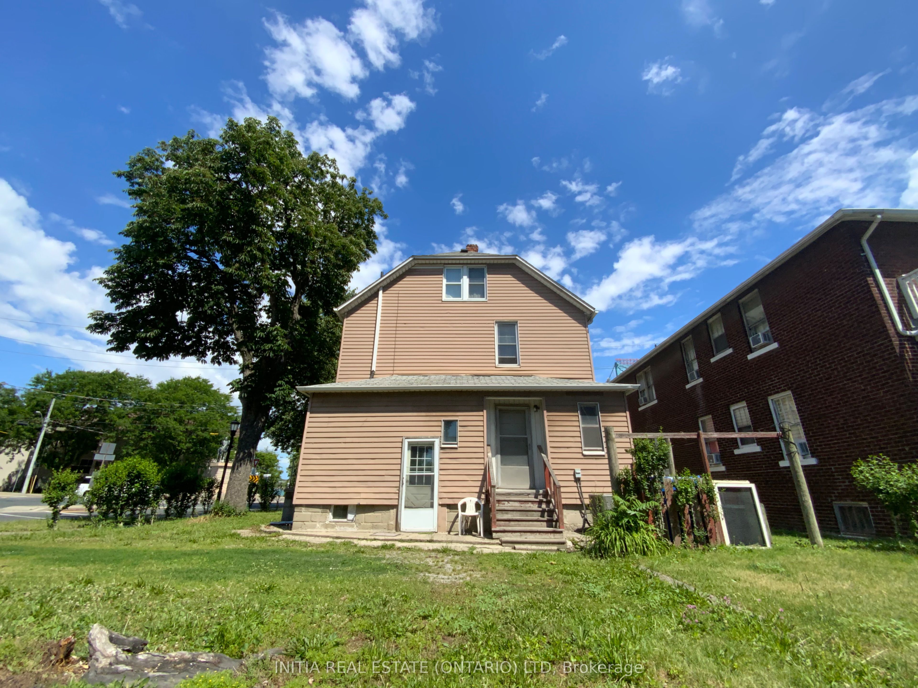 2995 University Avenue W Property Photo 1