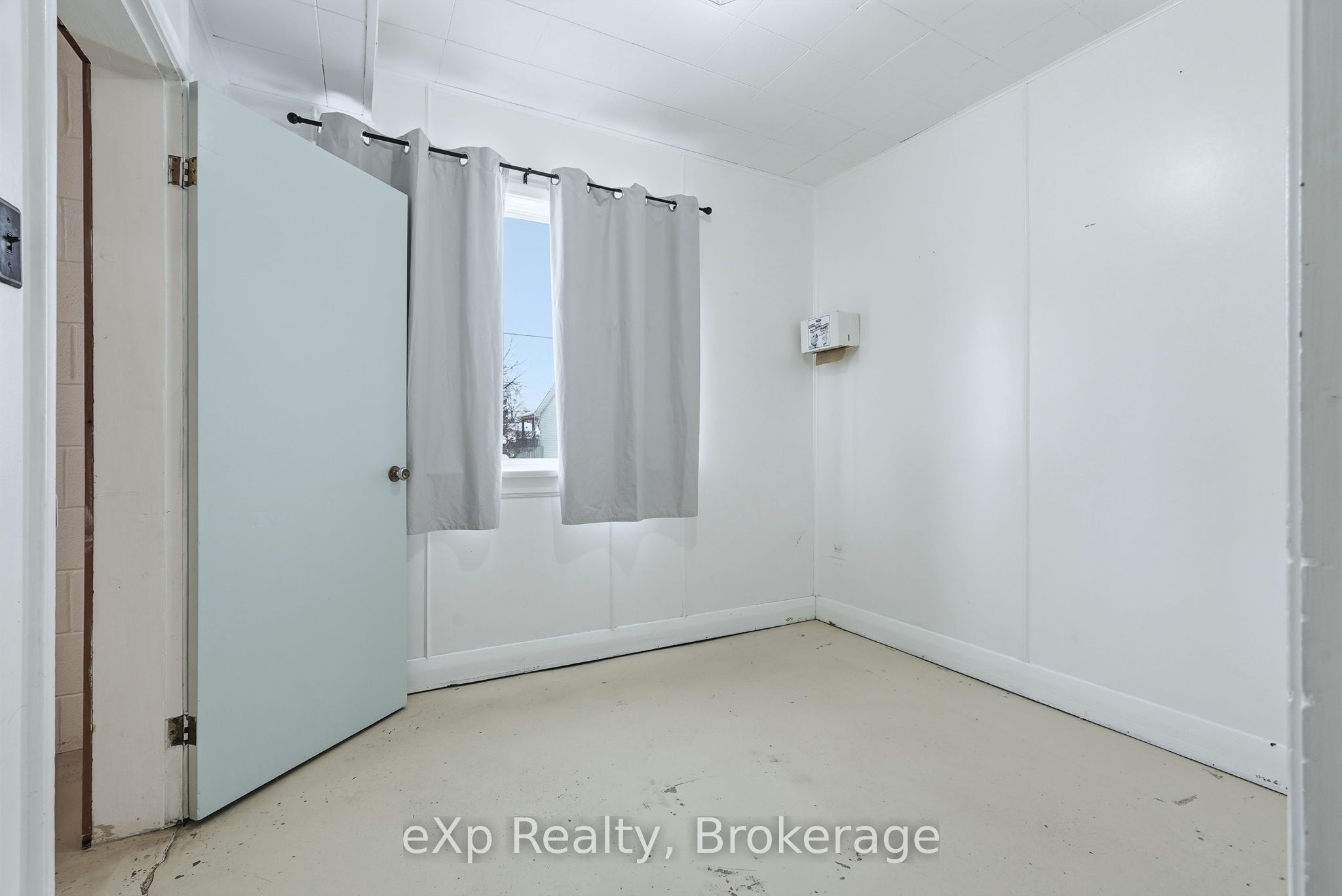 10 Queen Street N Property Photo 17