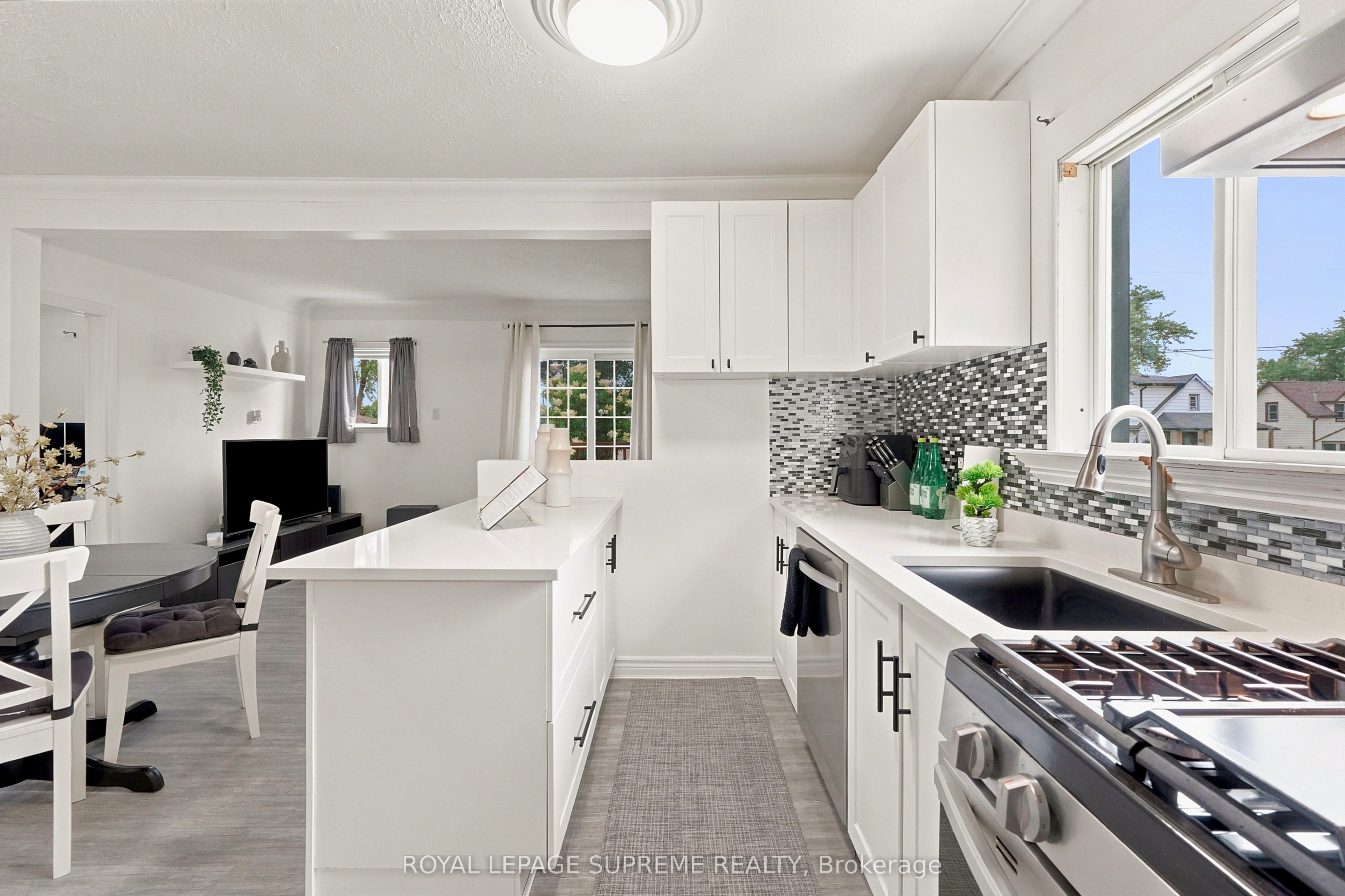 24 Alexandra Boulevard Property Photo 12
