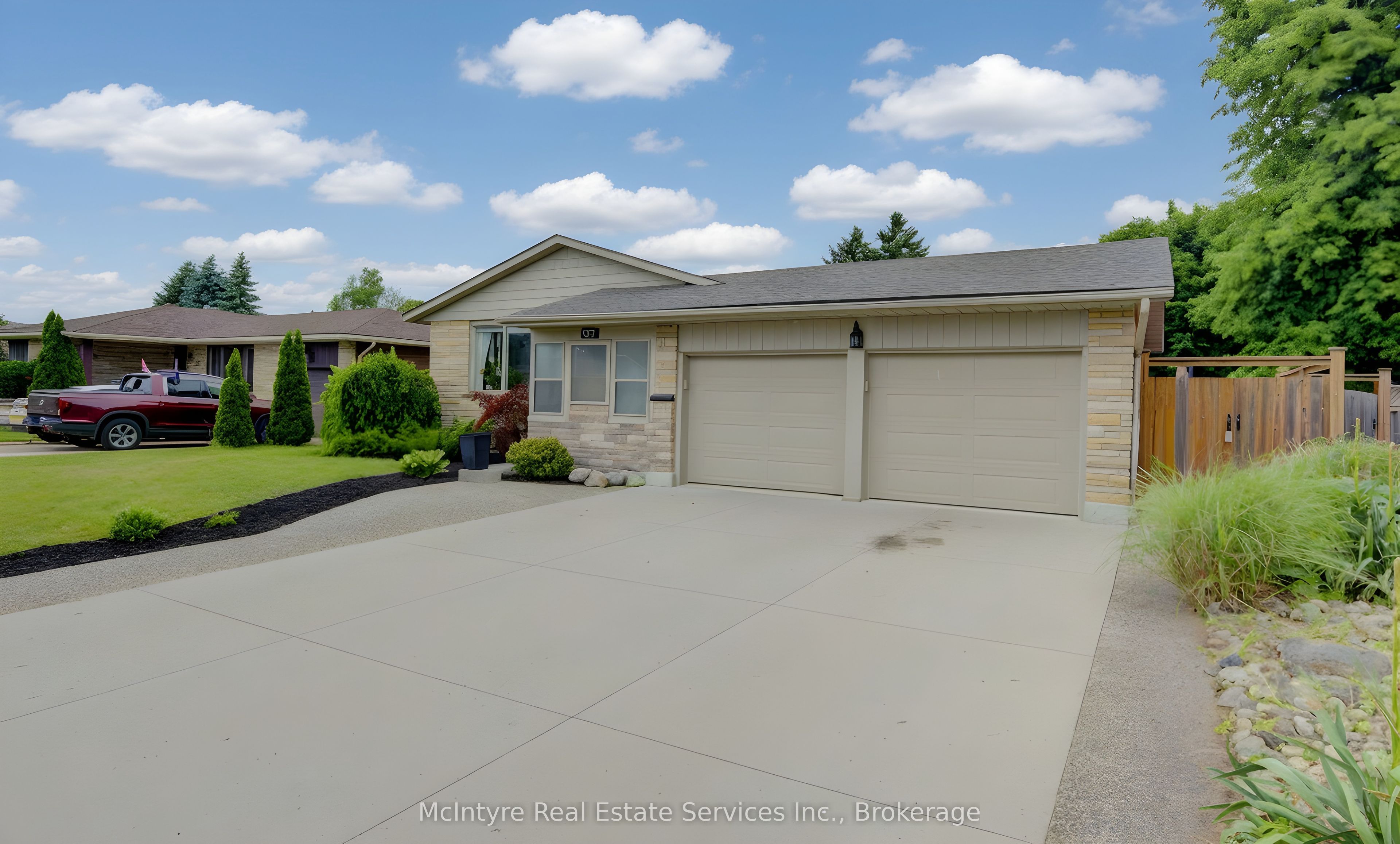 127 Strathcona Crescent Property Photo 4