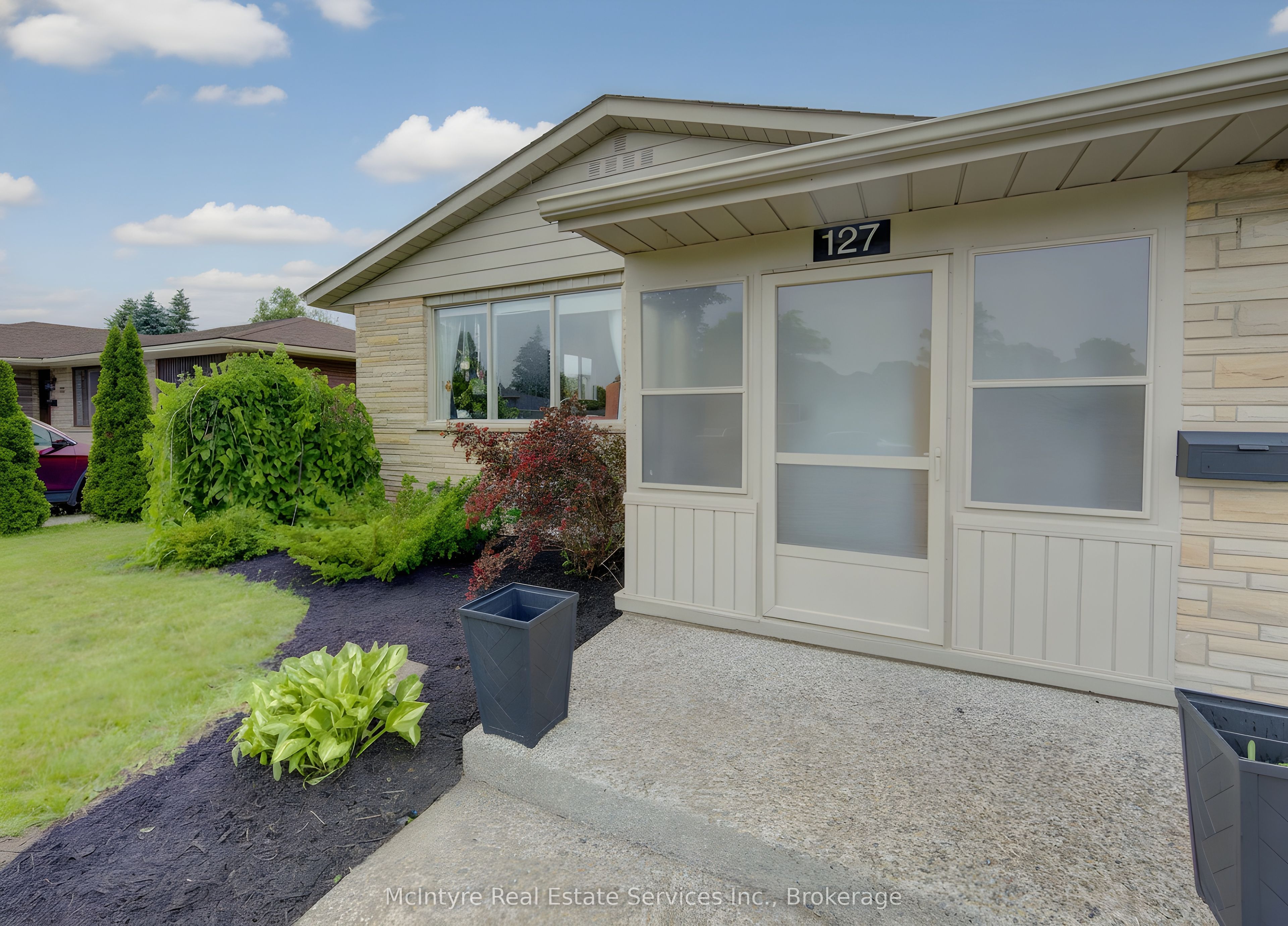 127 Strathcona Crescent Property Photo 6