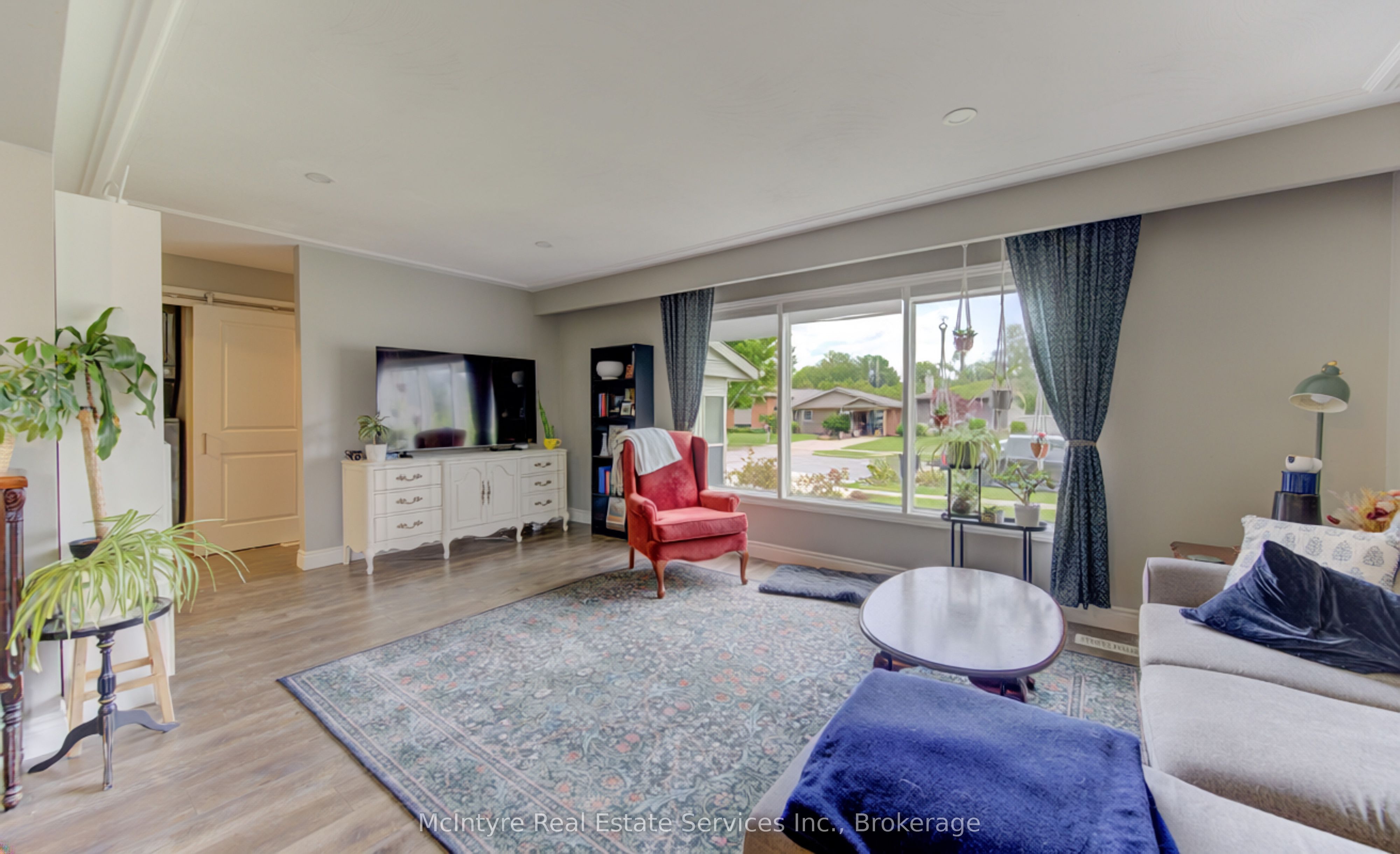 127 Strathcona Crescent Property Photo 8