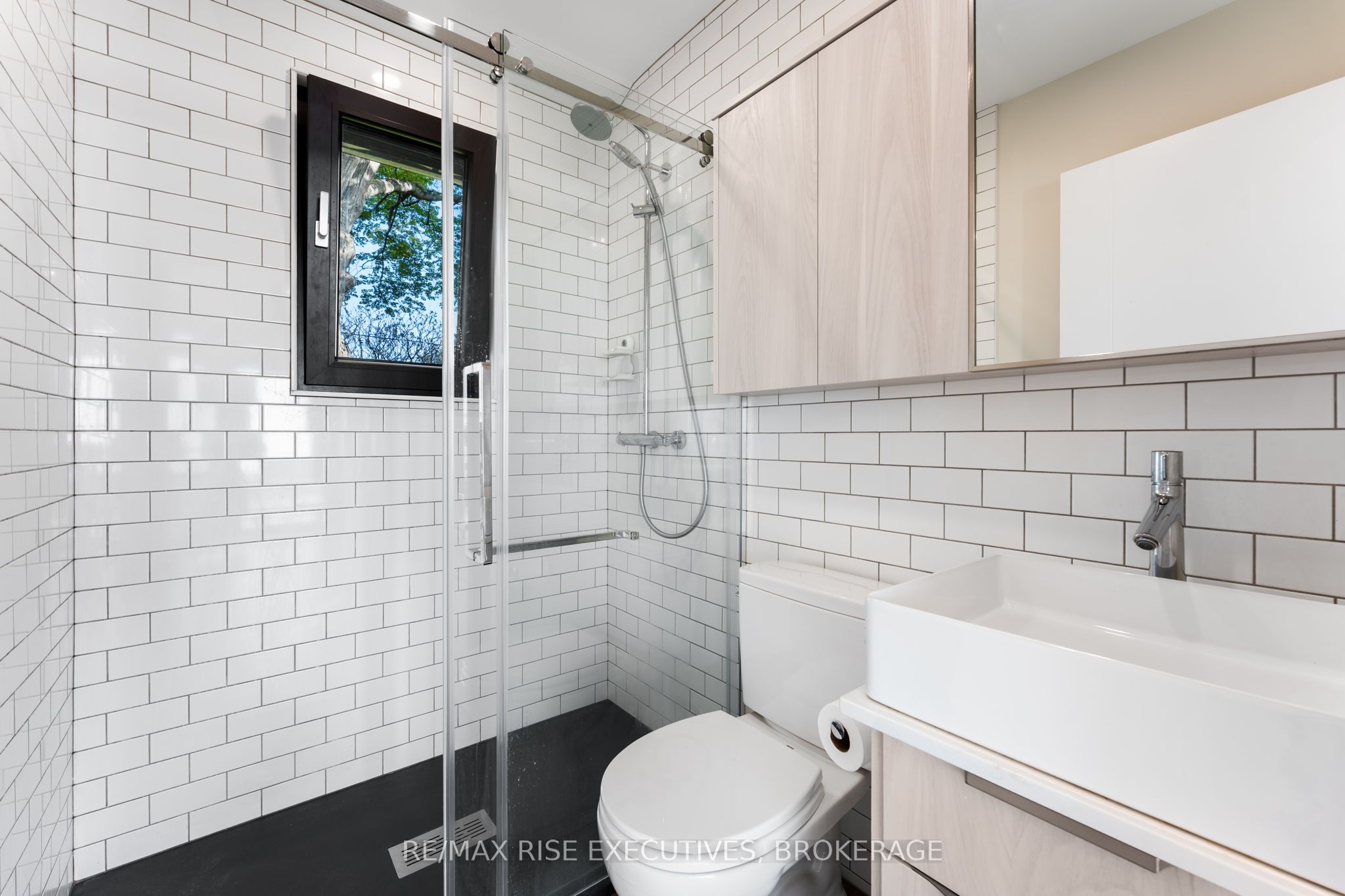 682 Salmon Point Road Property Photo 12