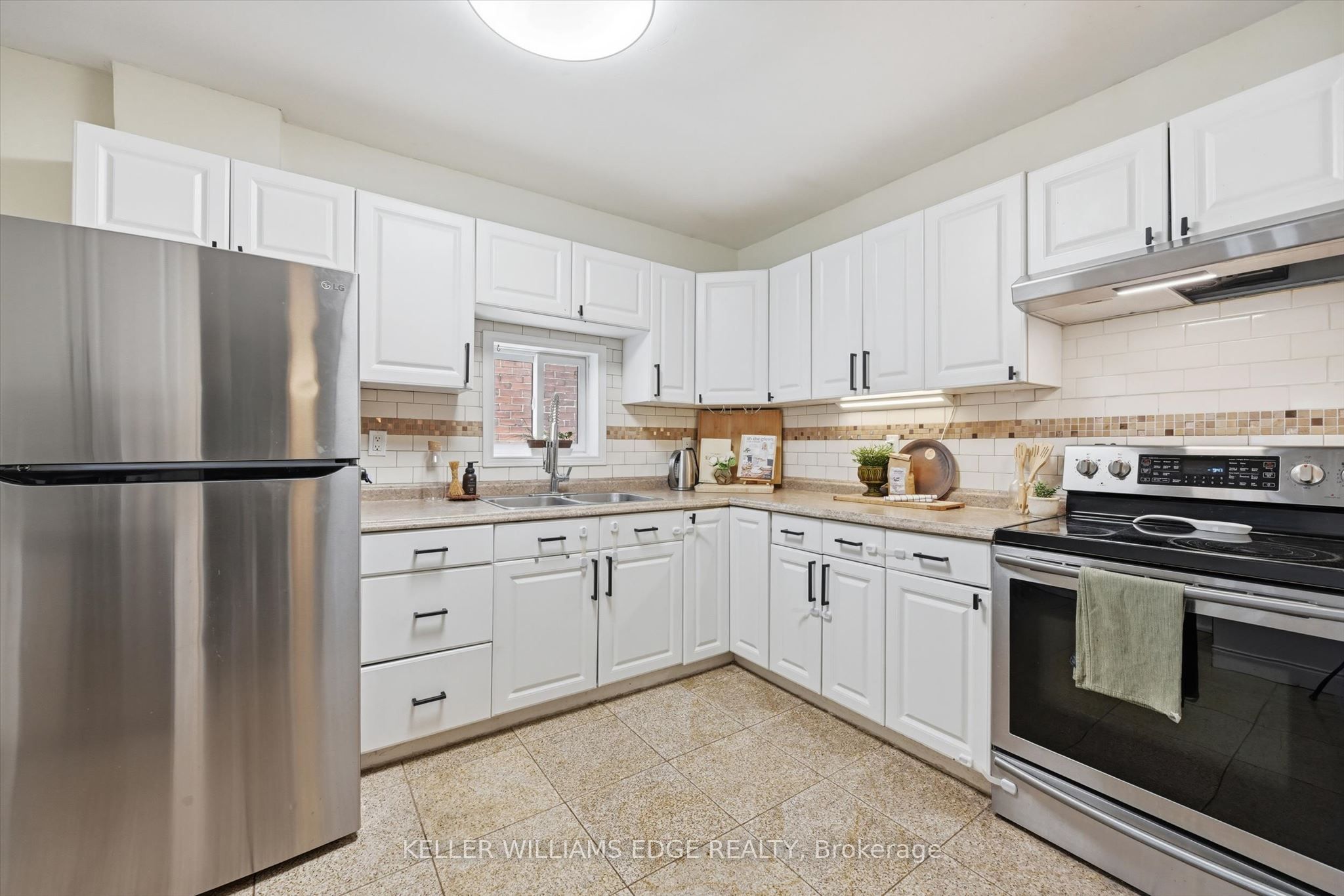 77 Cameron Avenue N Property Photo 14