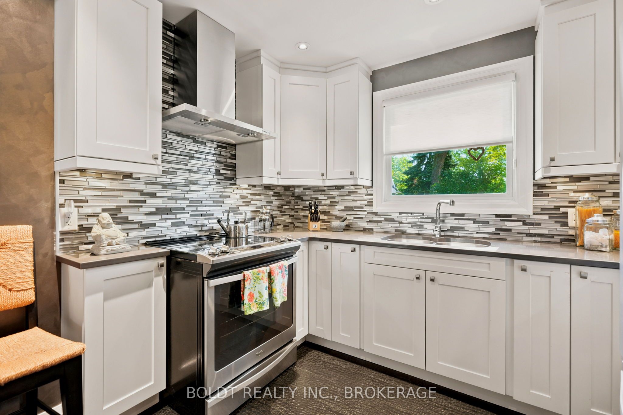 9 Woodgate Avenue Property Photo 14