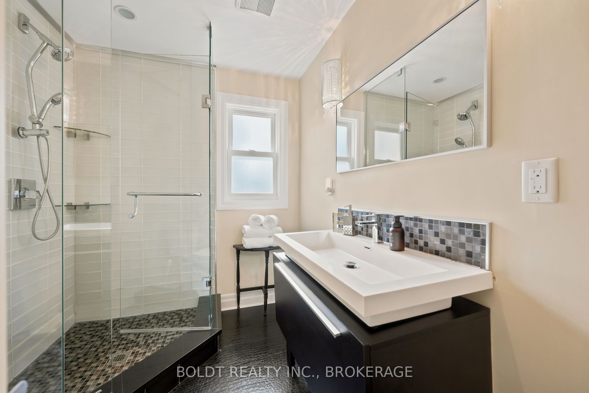 9 Woodgate Avenue Property Photo 16