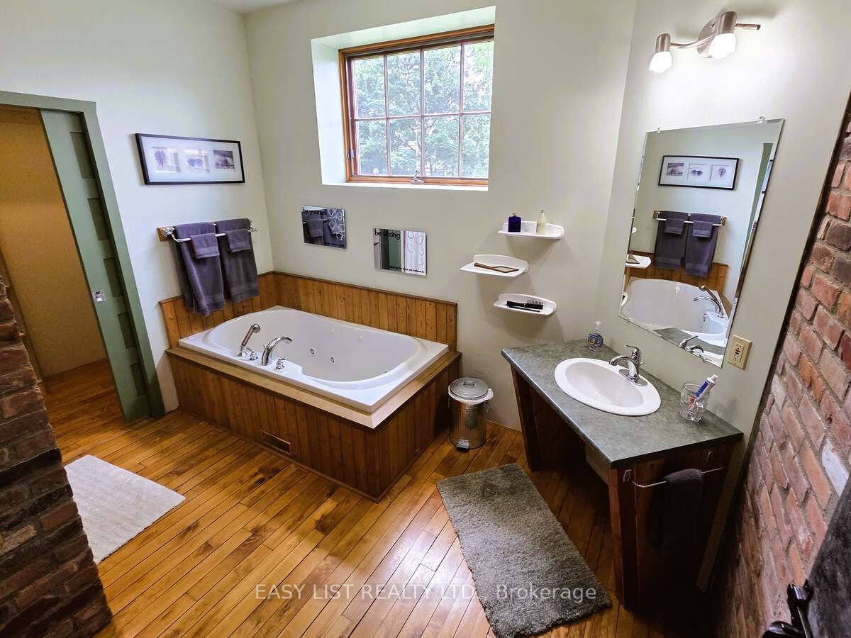 15 John Street E Property Photo 5