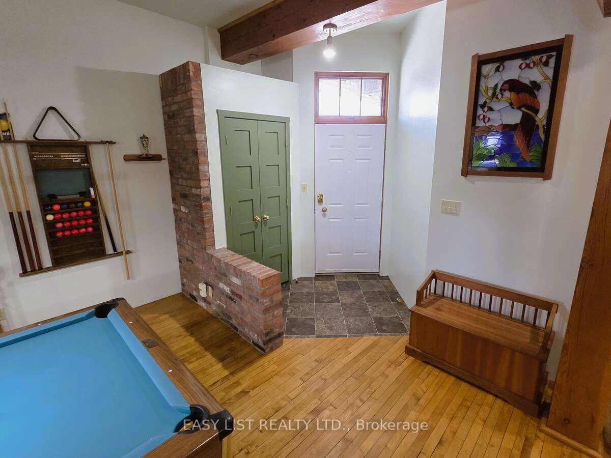 15 John Street E Property Photo 16