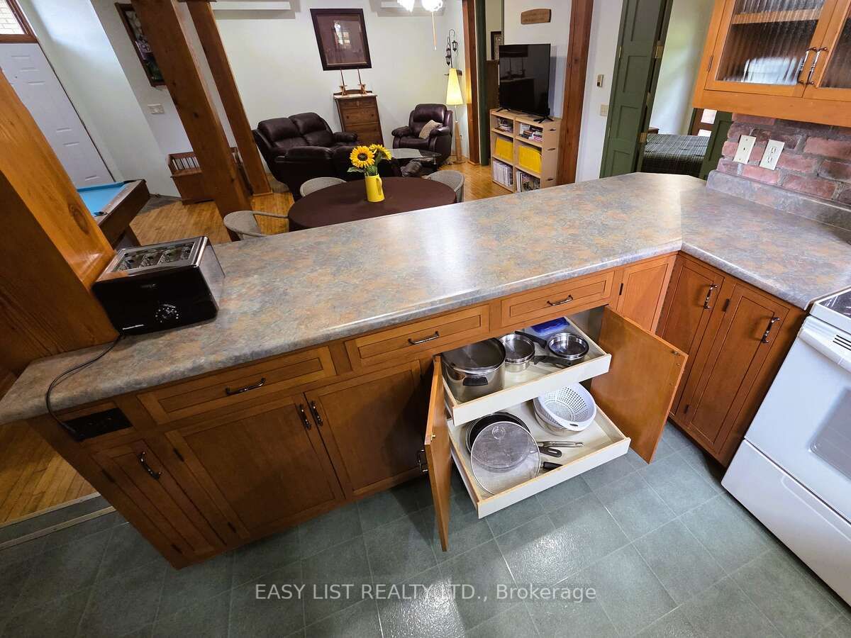 15 John Street E Property Photo 24