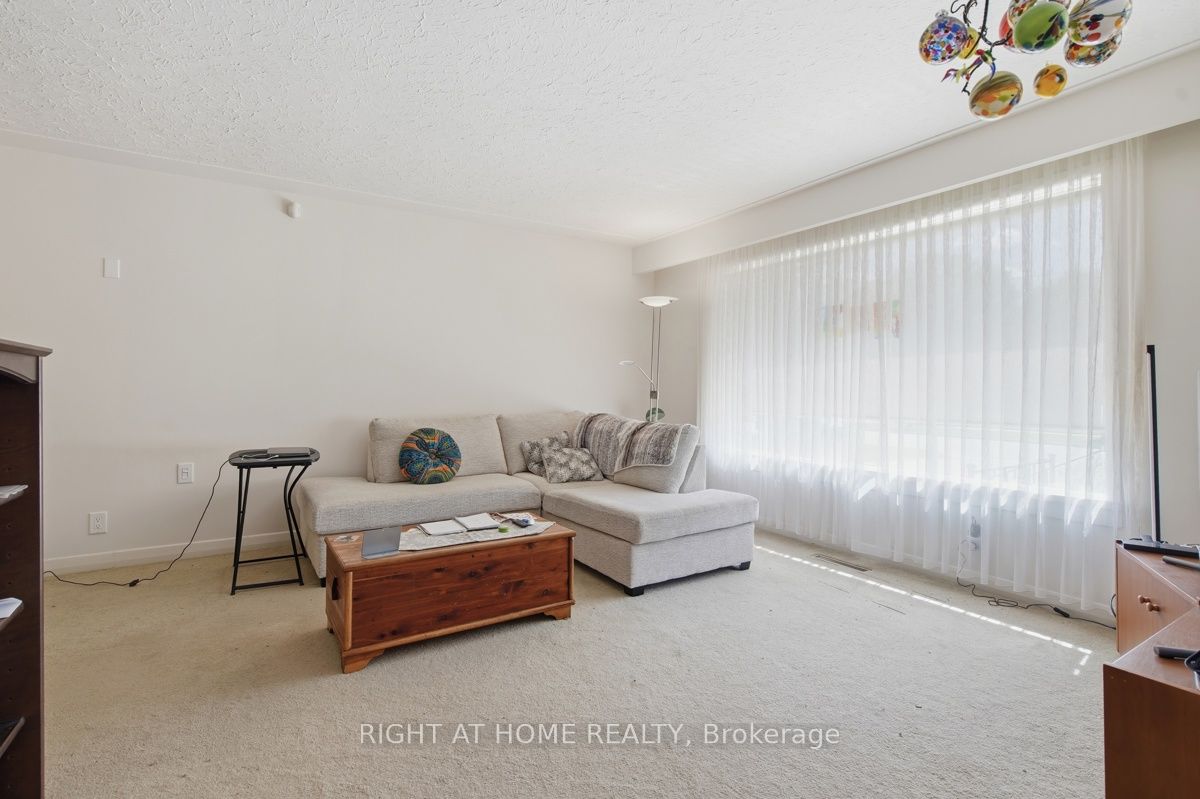 384 Regal Drive Property Photo 6