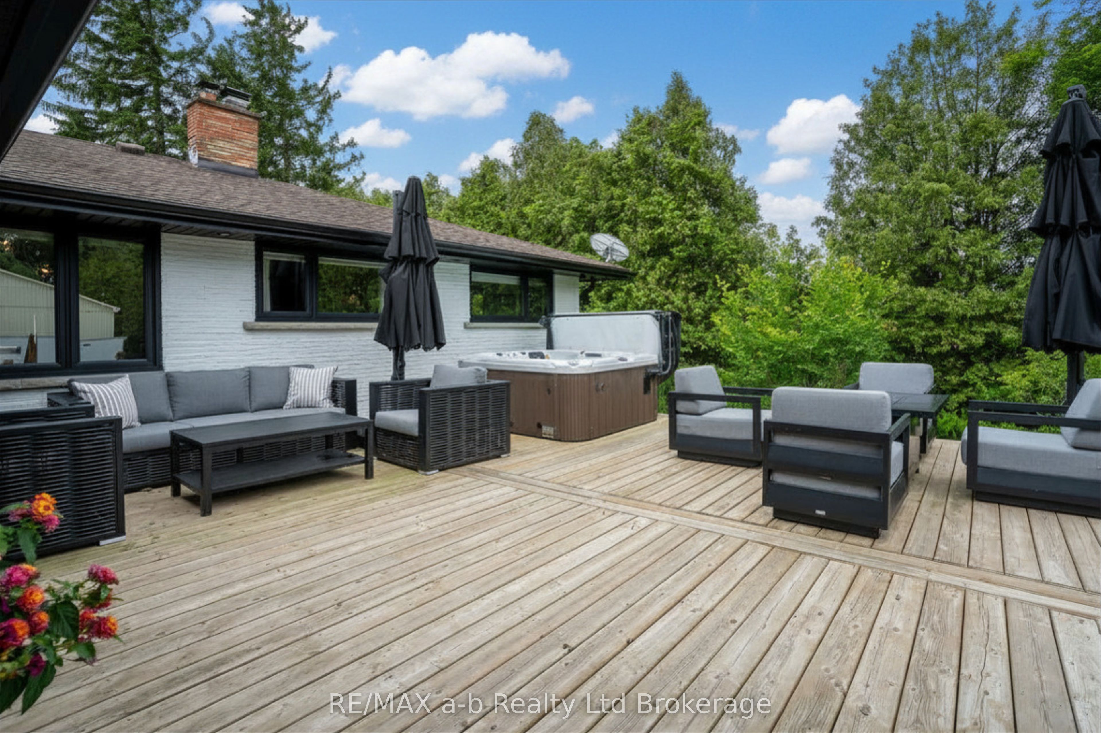306171 Caley Road Property Photo 4