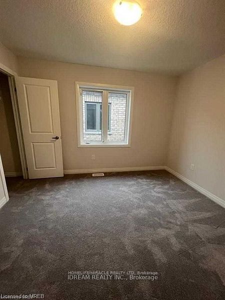 28 Crossmore Crescent Upper Unit Property Photo 5