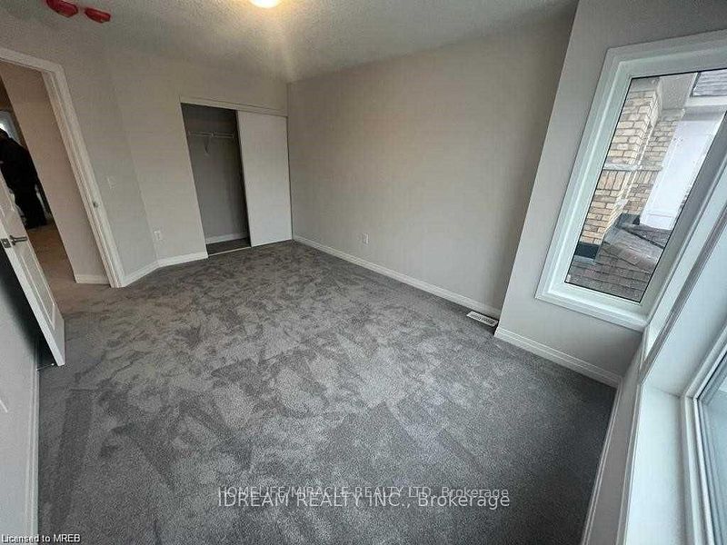 28 Crossmore Crescent Upper Unit Property Photo 8
