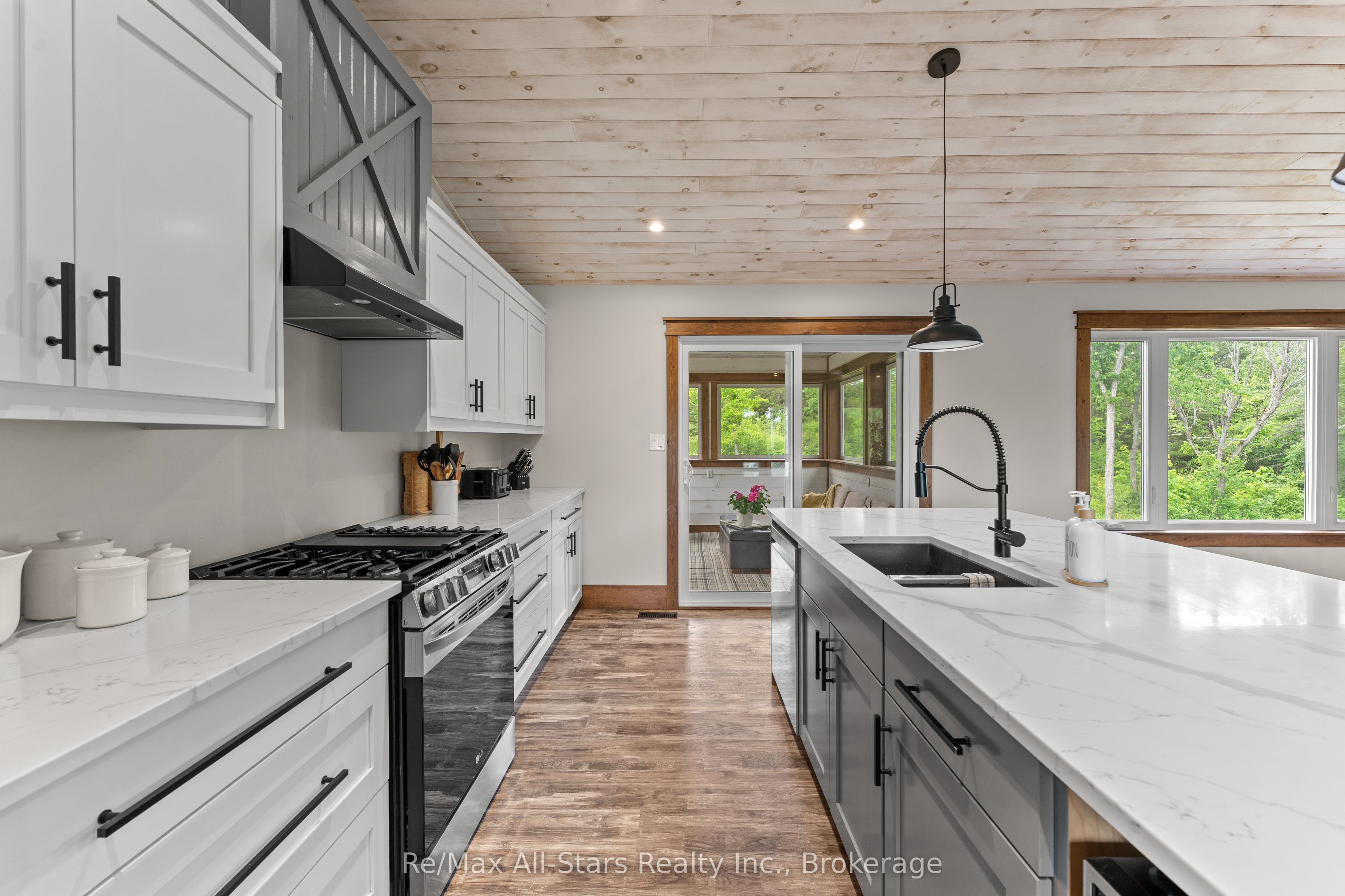 86 Ellwood Crescent Property Photo 14