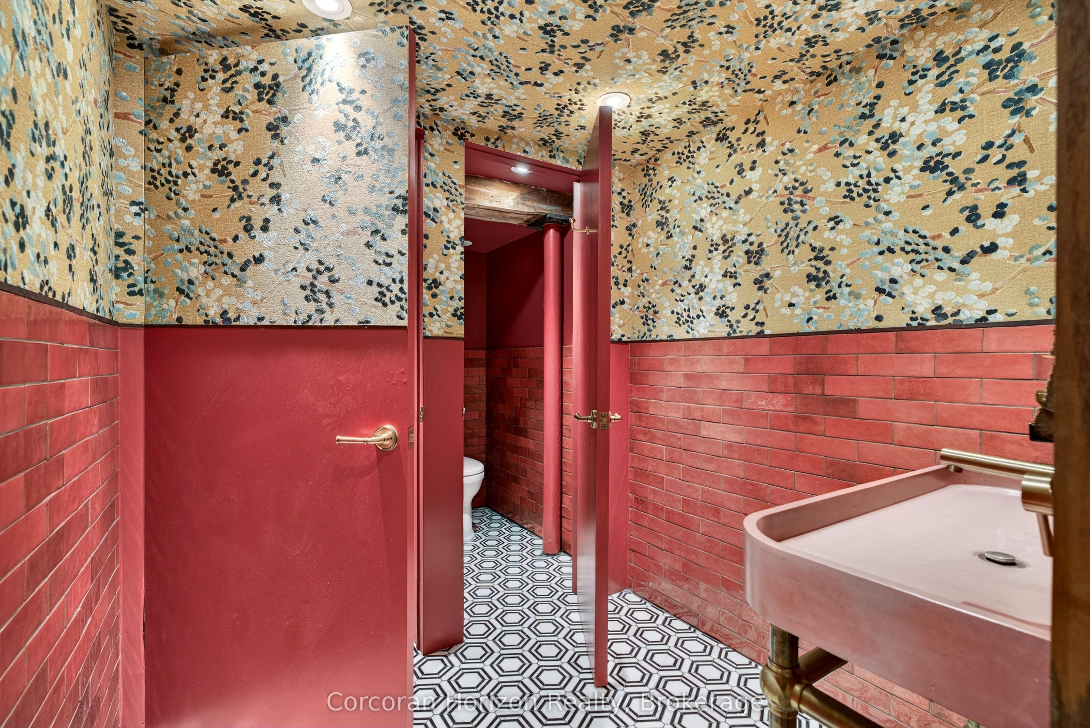 183 James Street S Property Photo 45
