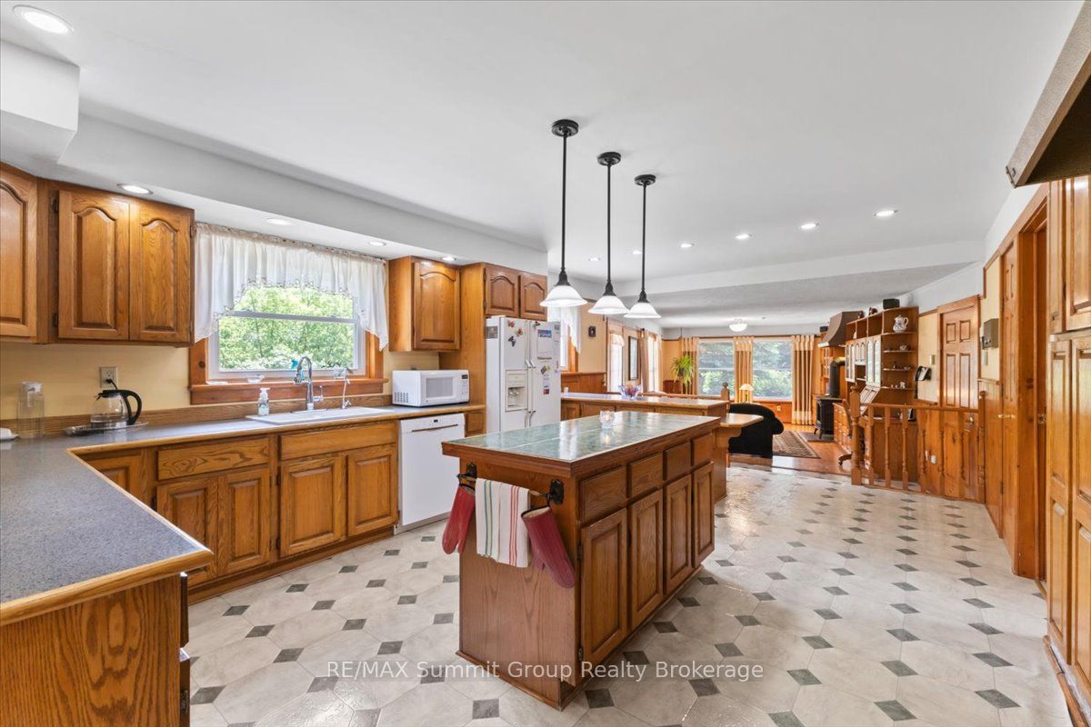 774549 Highway 10 Property Photo 6