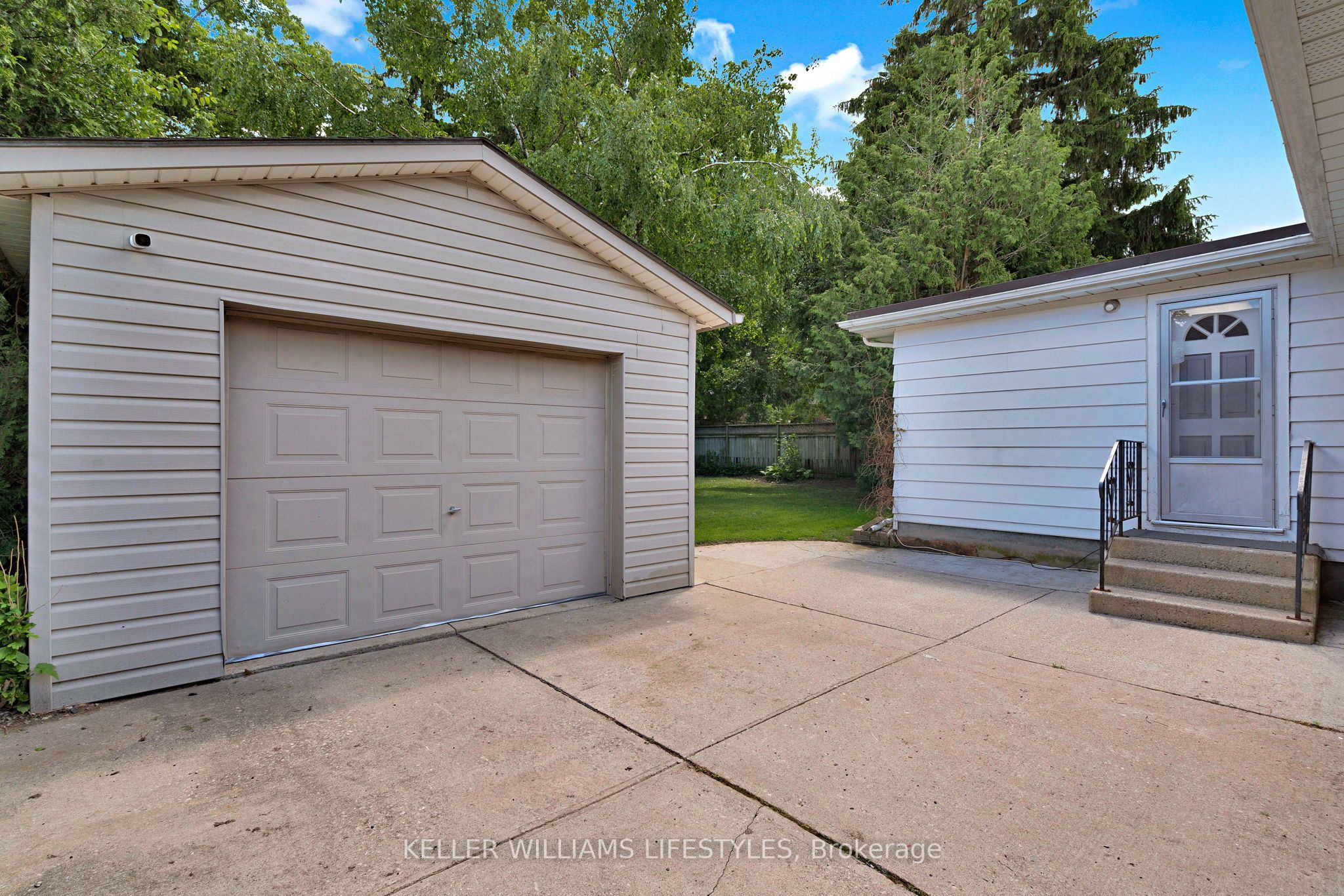 564 Chiddington Avenue Property Photo 3