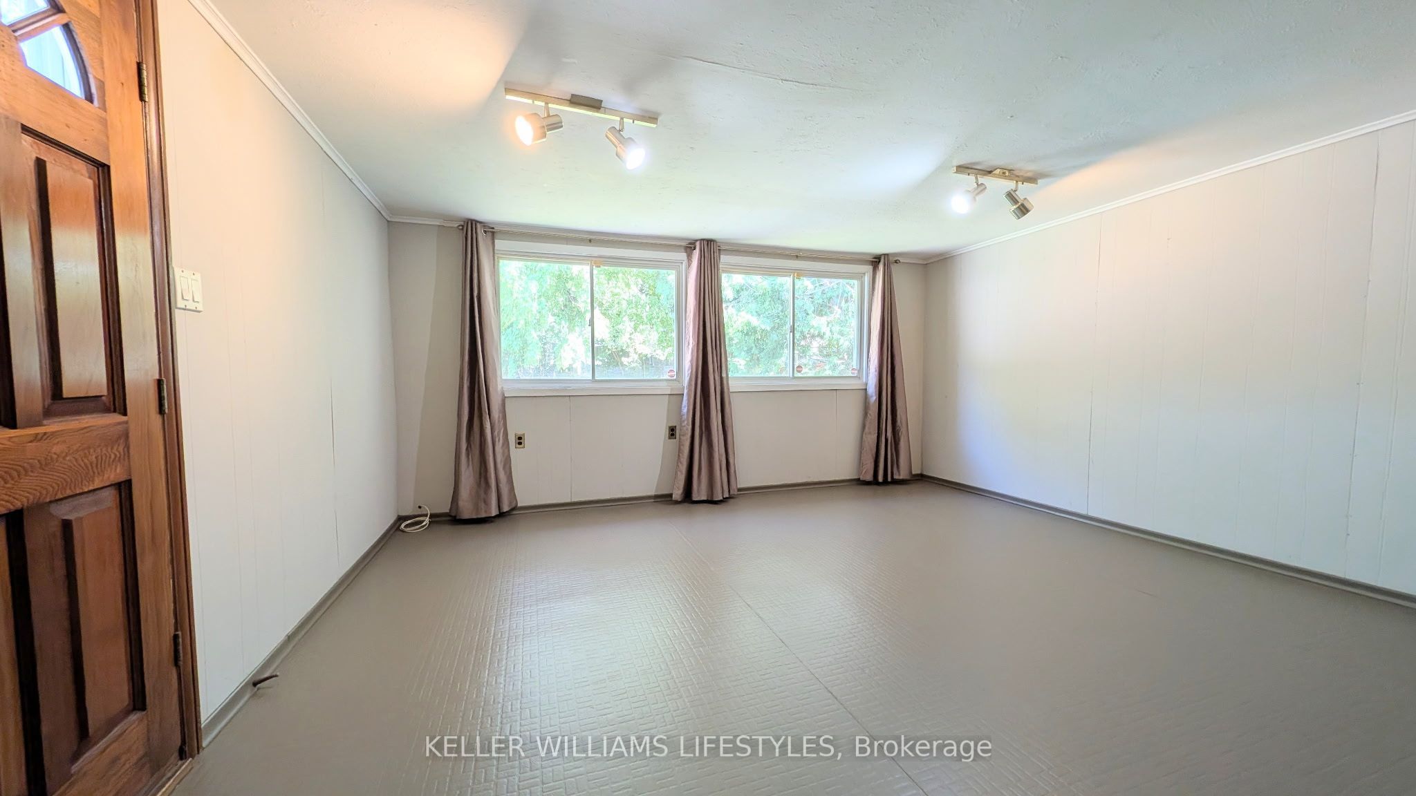 564 Chiddington Avenue Property Photo 9