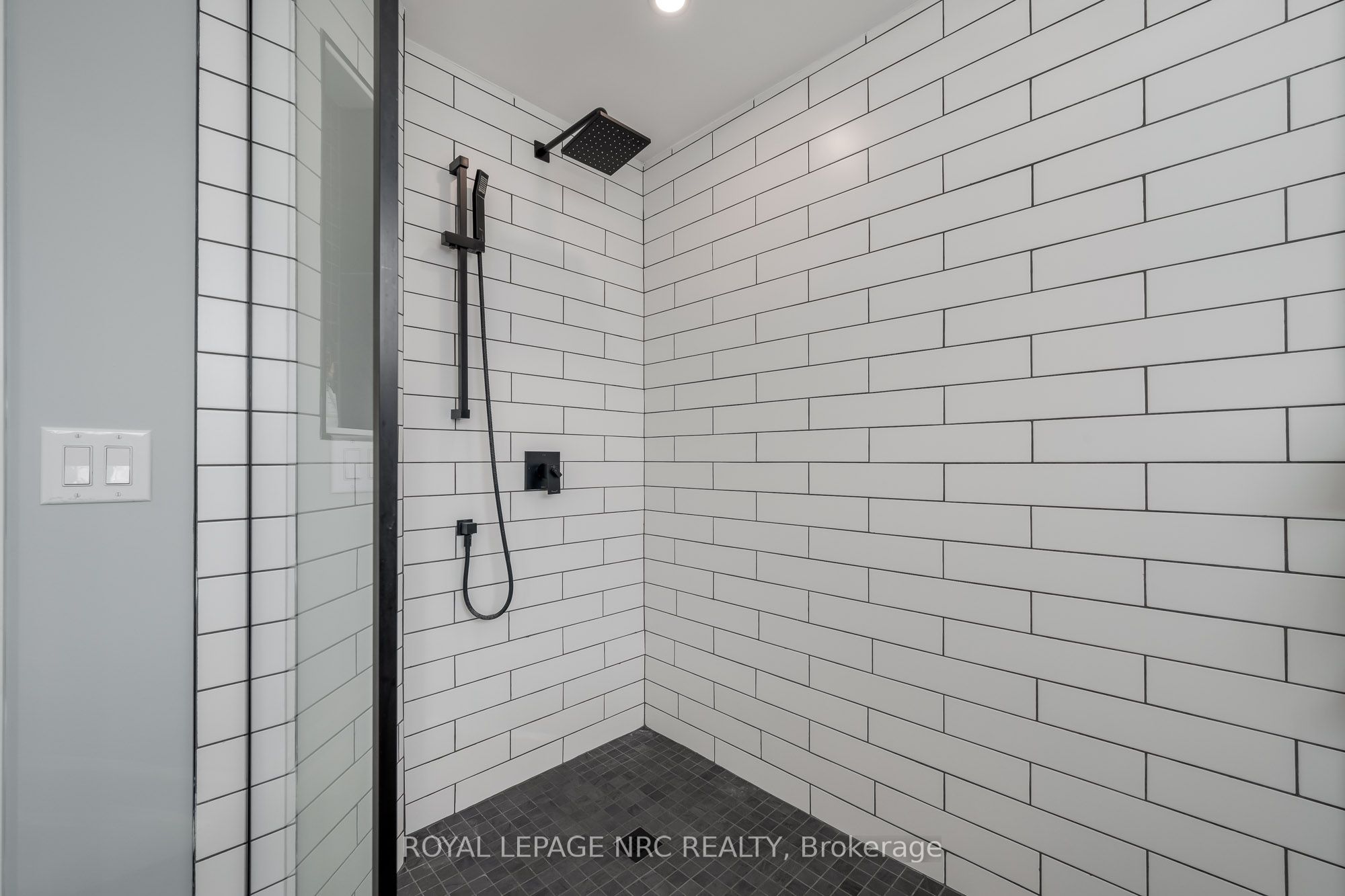 8 Hilda Street Property Photo 33