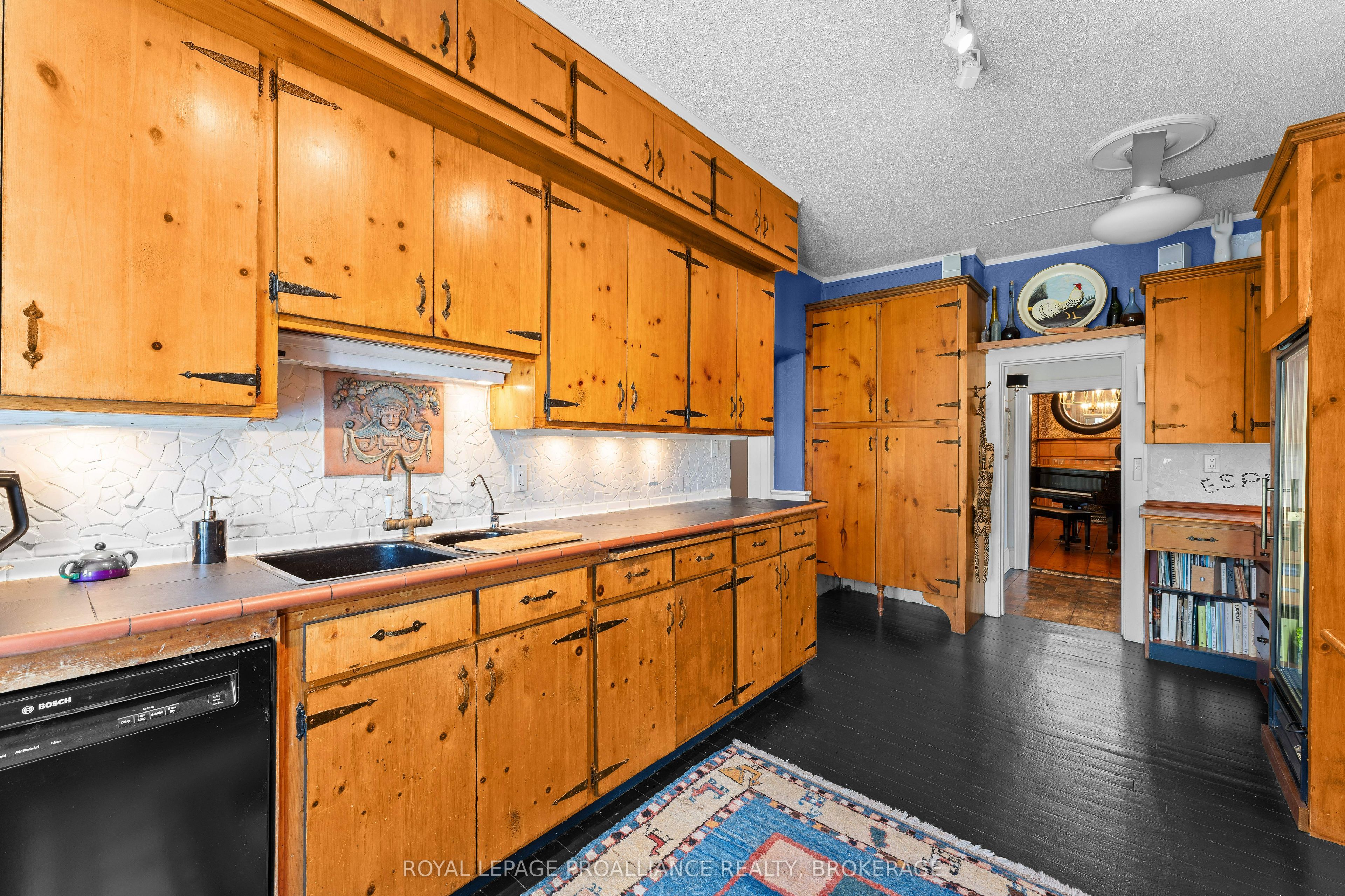 1863 Sydenham Road Property Photo 9